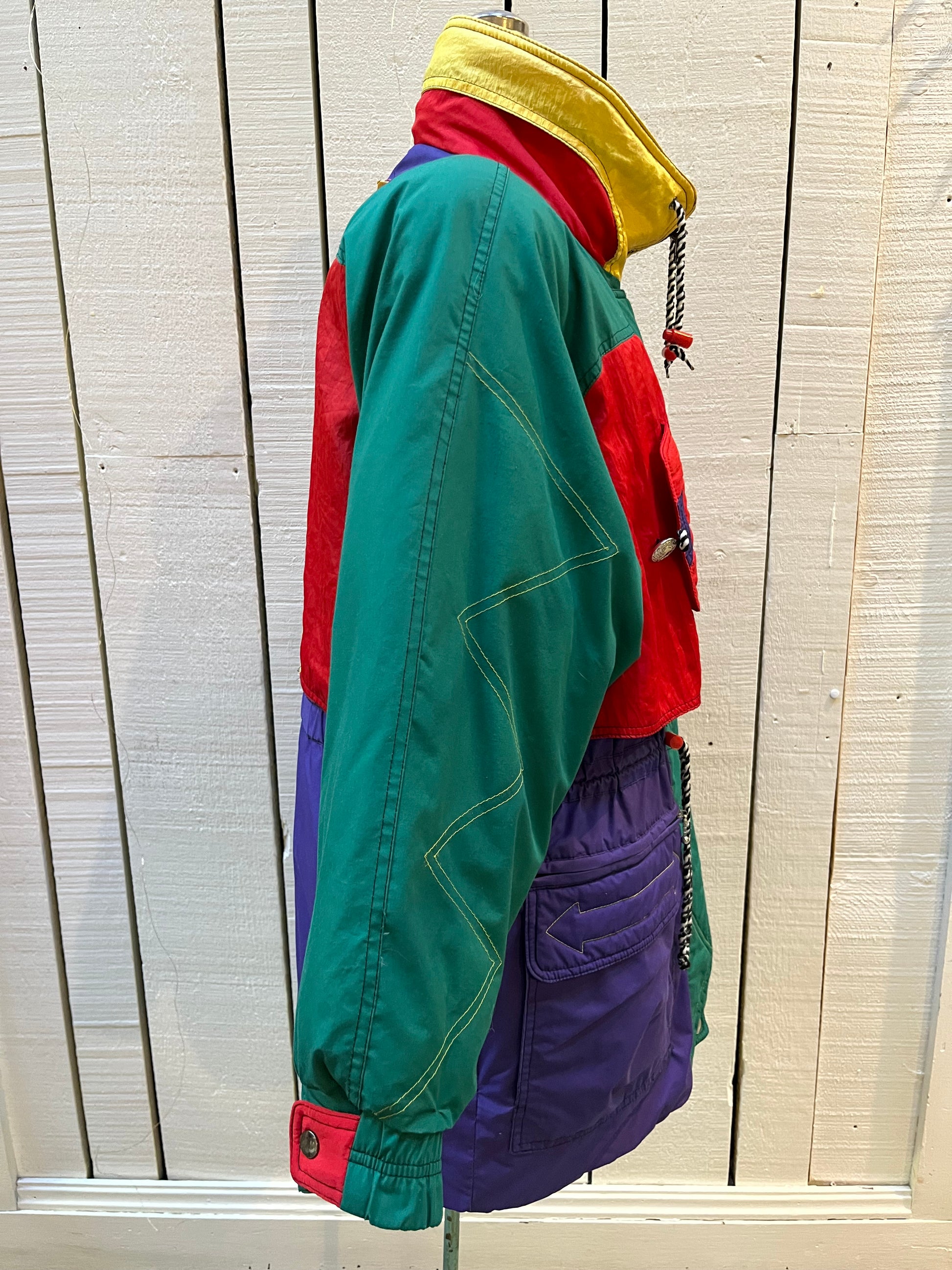 Vintage 80’s J.Gallery/ Giacca down-filled ski jacket with fun and bold colour-blocking design, zipper closure and multiple zip and flap pockets.
Shell - 85% polyester/ 35% cotton
Fill - 80% duck down/ 20% waterfowl feather
Made in Korea
Size Medium
