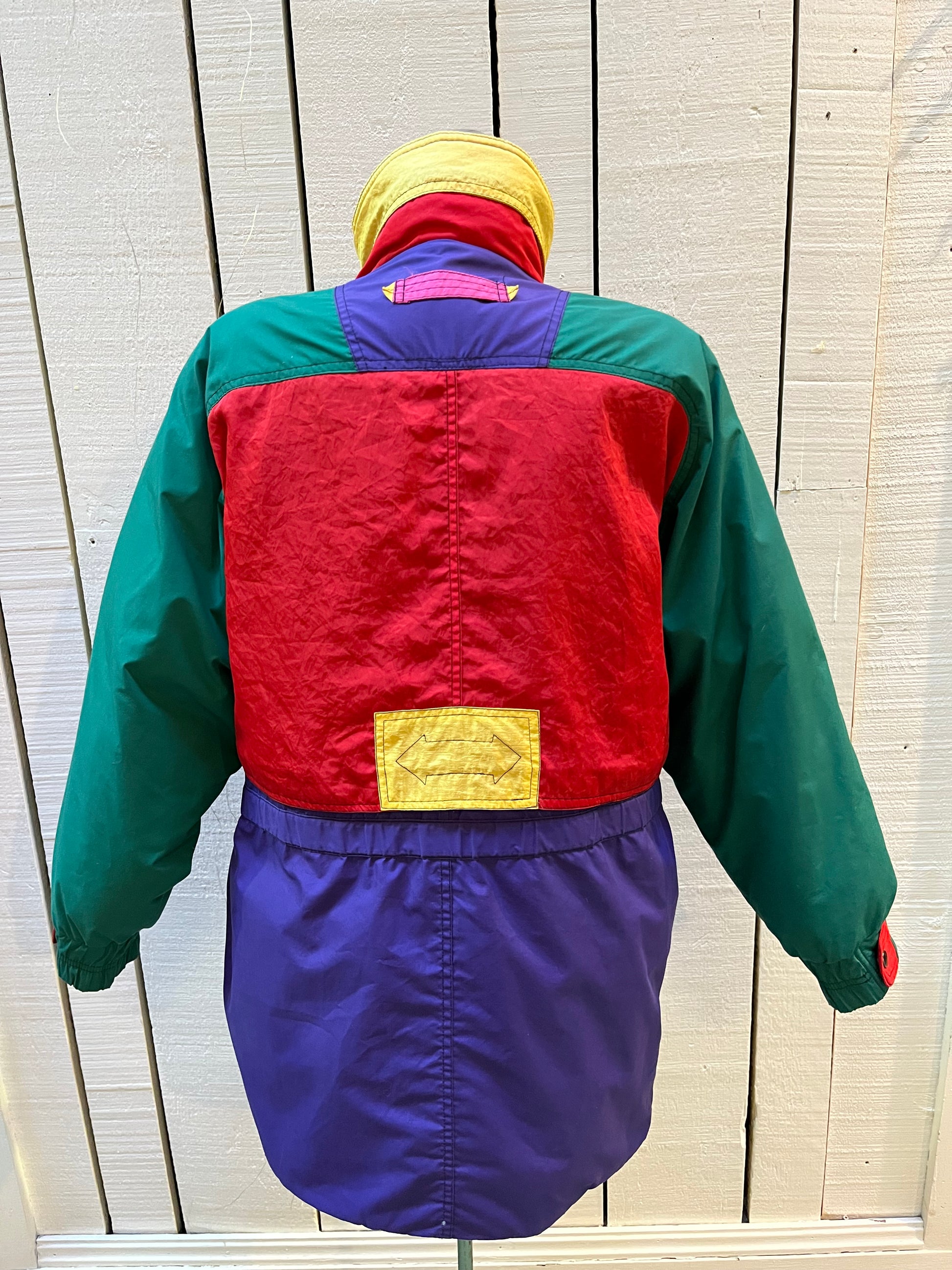 Vintage 80’s J.Gallery/ Giacca down-filled ski jacket with fun and bold colour-blocking design, zipper closure and multiple zip and flap pockets.
Shell - 85% polyester/ 35% cotton
Fill - 80% duck down/ 20% waterfowl feather
Made in Korea
Size Medium
