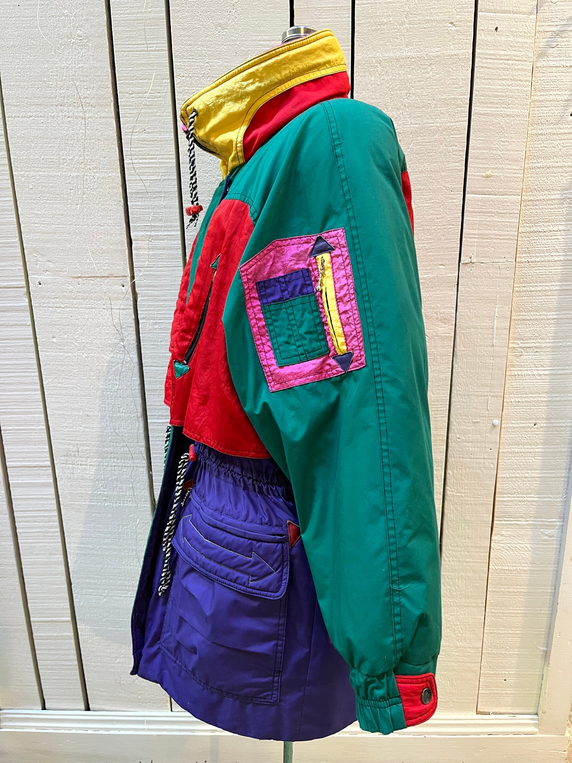 Vintage 80’s J.Gallery/ Giacca down-filled ski jacket with fun and bold colour-blocking design, zipper closure and multiple zip and flap pockets.
Shell - 85% polyester/ 35% cotton
Fill - 80% duck down/ 20% waterfowl feather
Made in Korea
Size Medium