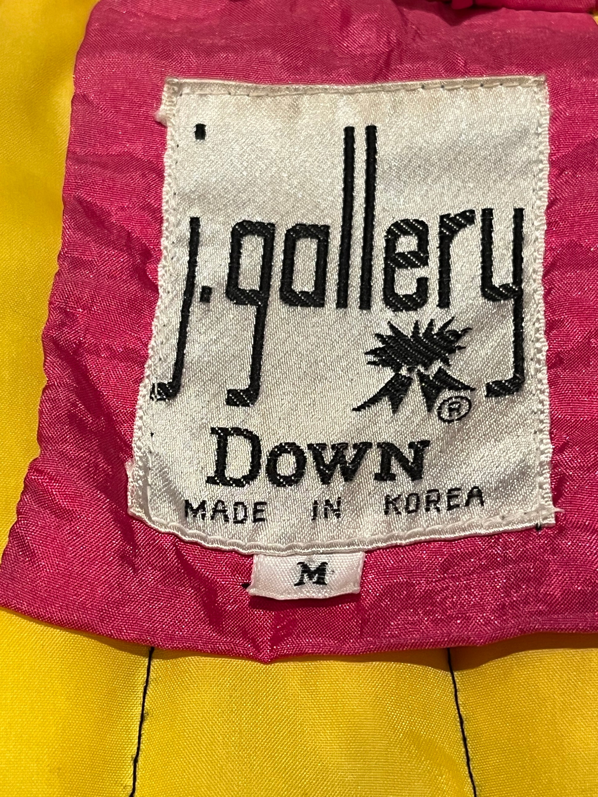 Vintage 80’s J.Gallery/ Giacca down-filled ski jacket with fun and bold colour-blocking design, zipper closure and multiple zip and flap pockets.
Shell - 85% polyester/ 35% cotton
Fill - 80% duck down/ 20% waterfowl feather
Made in Korea
Size Medium