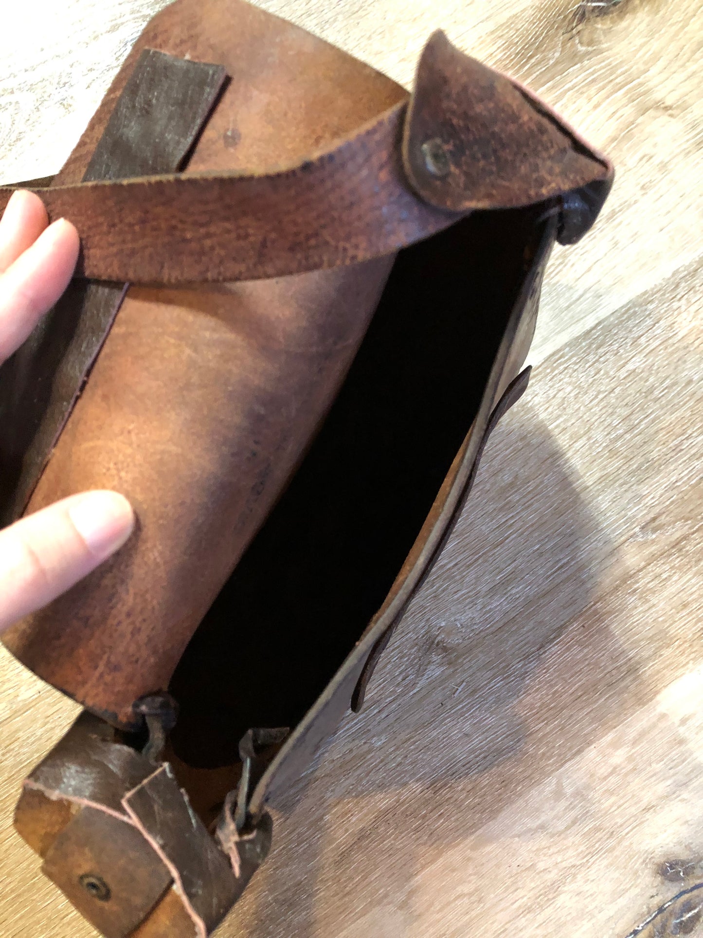 Vintage full grain brown leather crossbody bag with leather stitching, hand tooled designs and flap closure. Made in Brazil - Kingspier Vintage