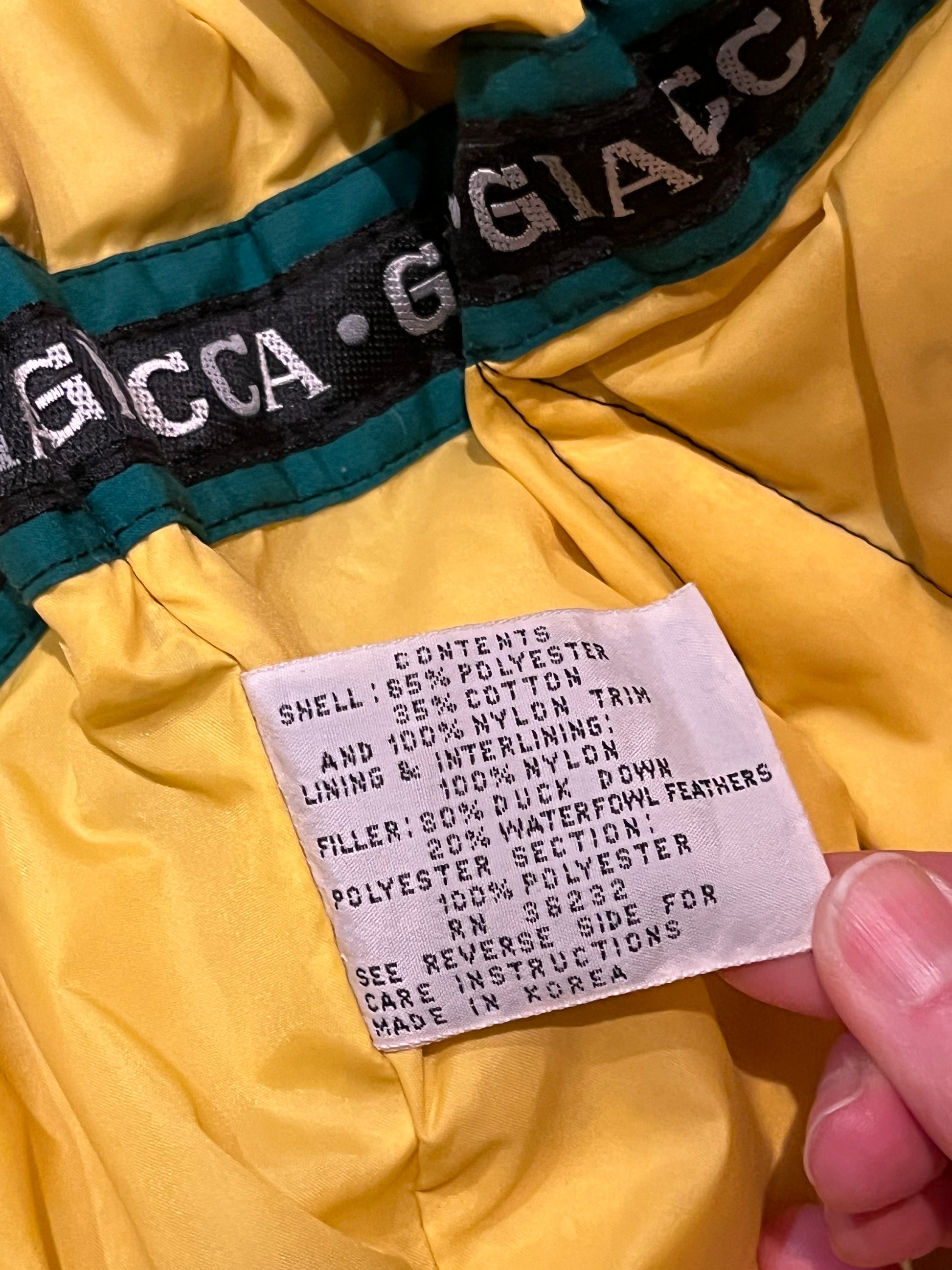 Vintage 80’s J.Gallery/ Giacca down-filled ski jacket with fun and bold colour-blocking design, zipper closure and multiple zip and flap pockets.
Shell - 85% polyester/ 35% cotton
Fill - 80% duck down/ 20% waterfowl feather
Made in Korea
Size Medium