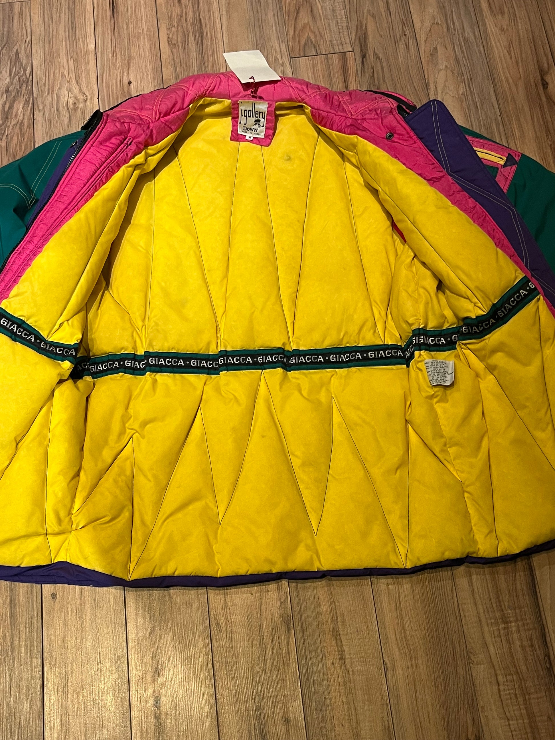Vintage 80’s J.Gallery/ Giacca down-filled ski jacket with fun and bold colour-blocking design, zipper closure and multiple zip and flap pockets.
Shell - 85% polyester/ 35% cotton
Fill - 80% duck down/ 20% waterfowl feather
Made in Korea
Size Medium