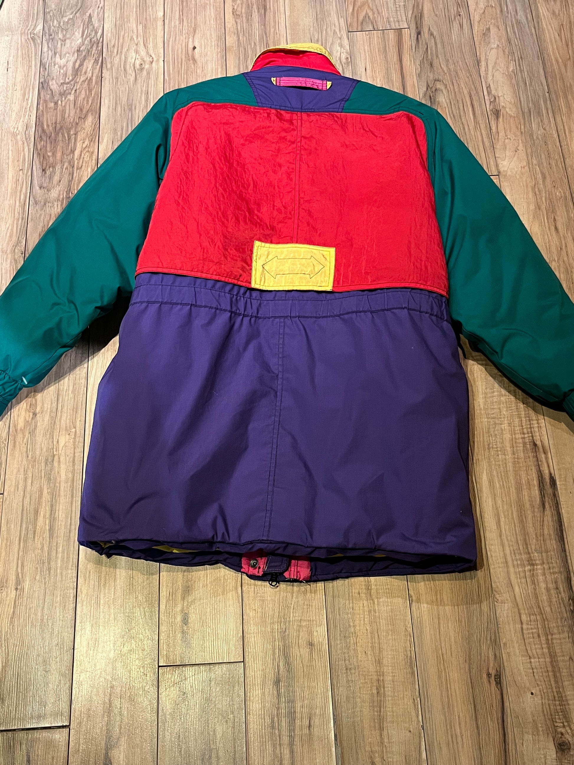 Vintage 80’s J.Gallery/ Giacca down-filled ski jacket with fun and bold colour-blocking design, zipper closure and multiple zip and flap pockets.
Shell - 85% polyester/ 35% cotton
Fill - 80% duck down/ 20% waterfowl feather
Made in Korea
Size Medium