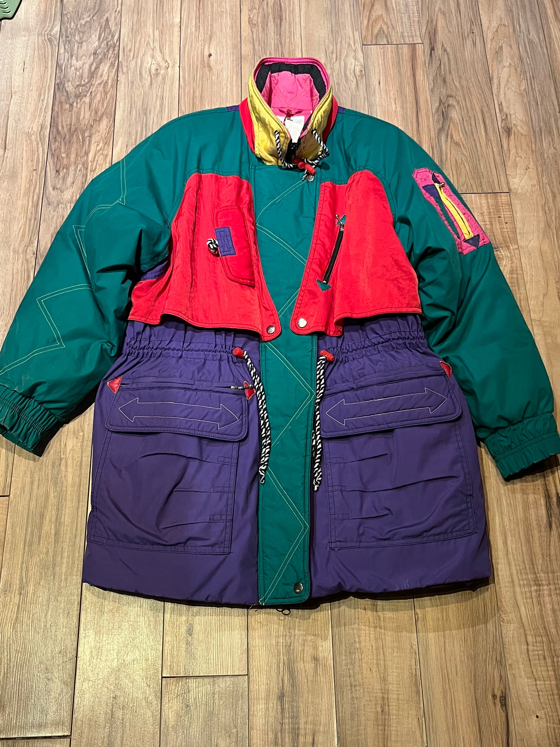 Vintage 80’s J.Gallery/ Giacca down-filled ski jacket with fun and bold colour-blocking design, zipper closure and multiple zip and flap pockets.
Shell - 85% polyester/ 35% cotton
Fill - 80% duck down/ 20% waterfowl feather
Made in Korea
Size Medium
