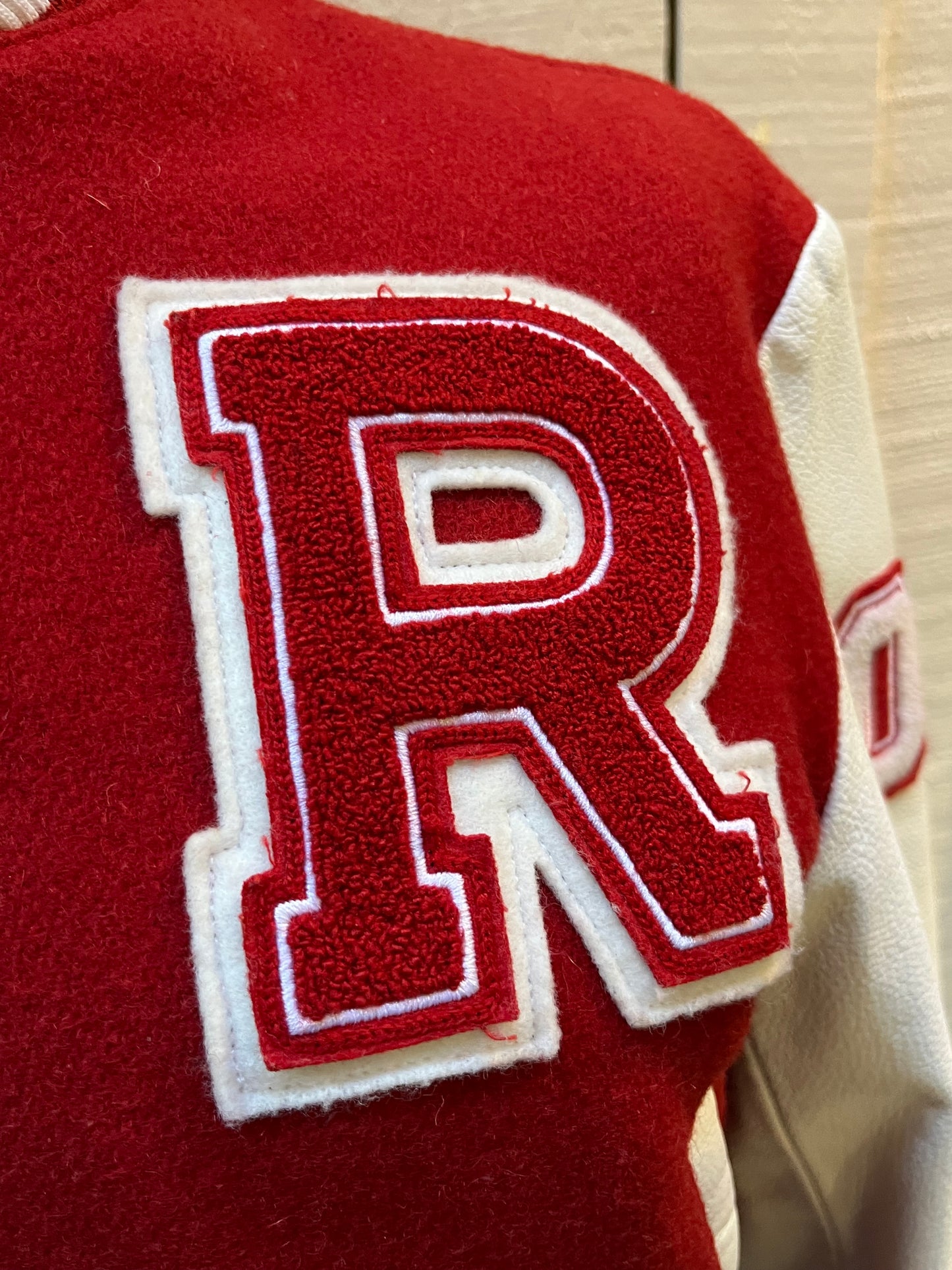 Roots Athletics circa 2000 red and white varsity jacket with wool blend body, leather sleeves, snap closures, two front slash pockets, “R” patch on the chest, Canada flag patch on the arm, “00” patch on the arm and “Canada” written across the back.
Made in Canada
Size Youth Medium