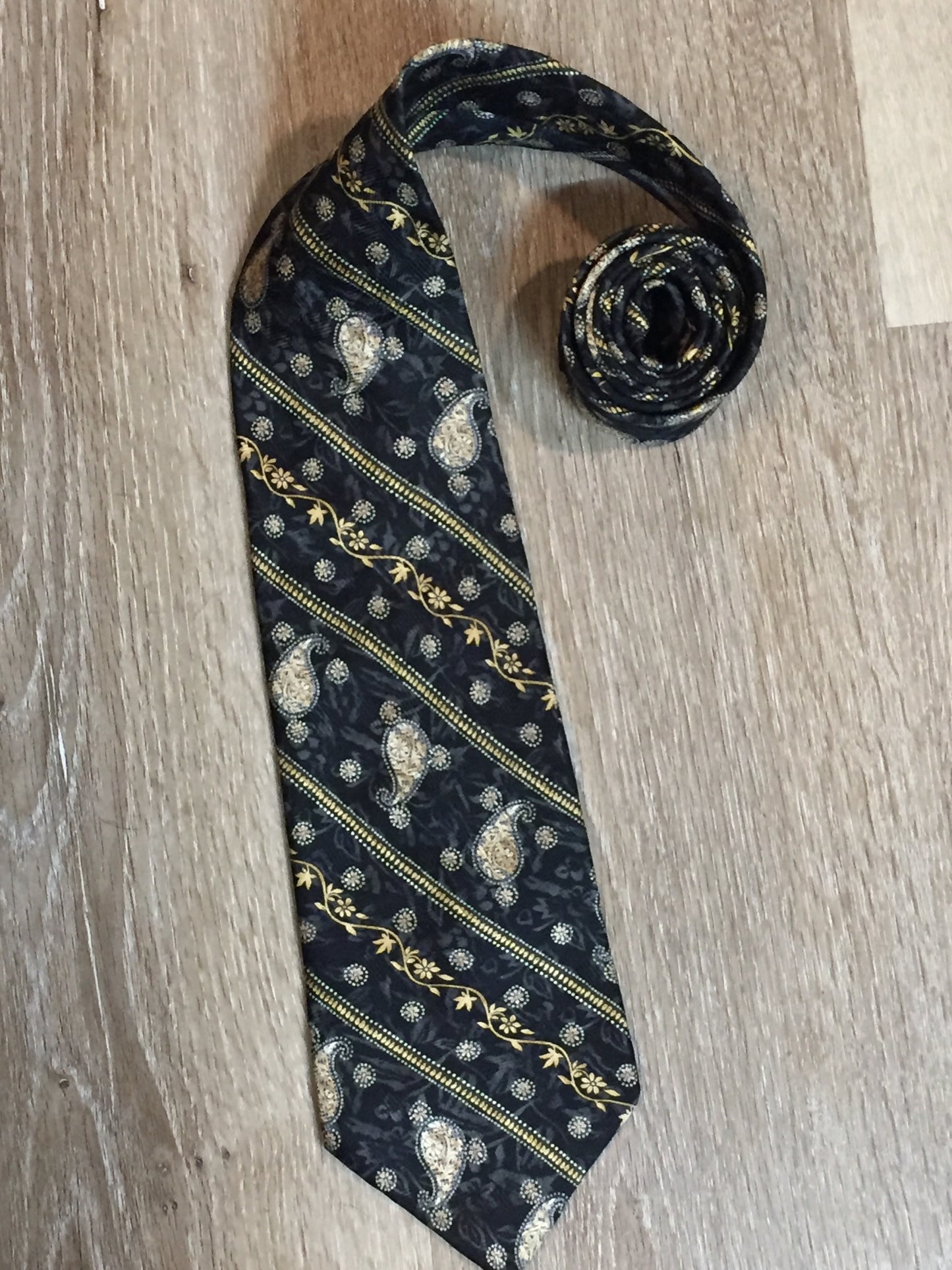 Kingspier Vintage - Bill Blass tie with black, grey, yellow and white paisley design. Fibres unknown.
Length: 60”
Width: 4”
This tie is in excellent condition.