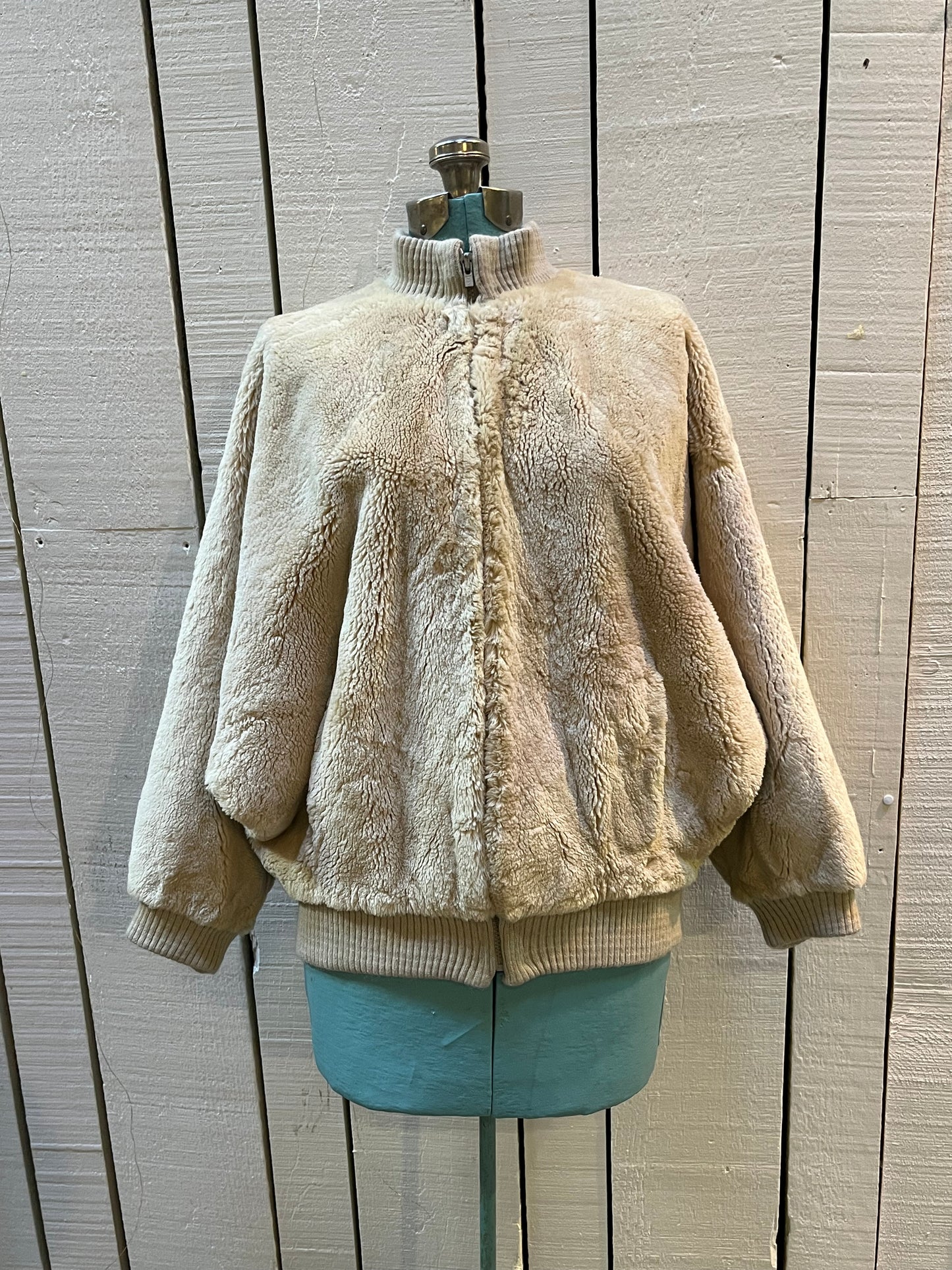Very Rare Vintage Christian Dior beige shorn beaver shearling jacket with zipper closure, two front pockets and a knit trim.
Shoulder to shoulder - 17”
Shoulder to wrist - 20”
Armpit to armpit - 27”
Front length -
Hem - 17”
*Flat lay measurements.
This coat is in excellent condition, zipper pull has a bit of damage which is shown in pictures.