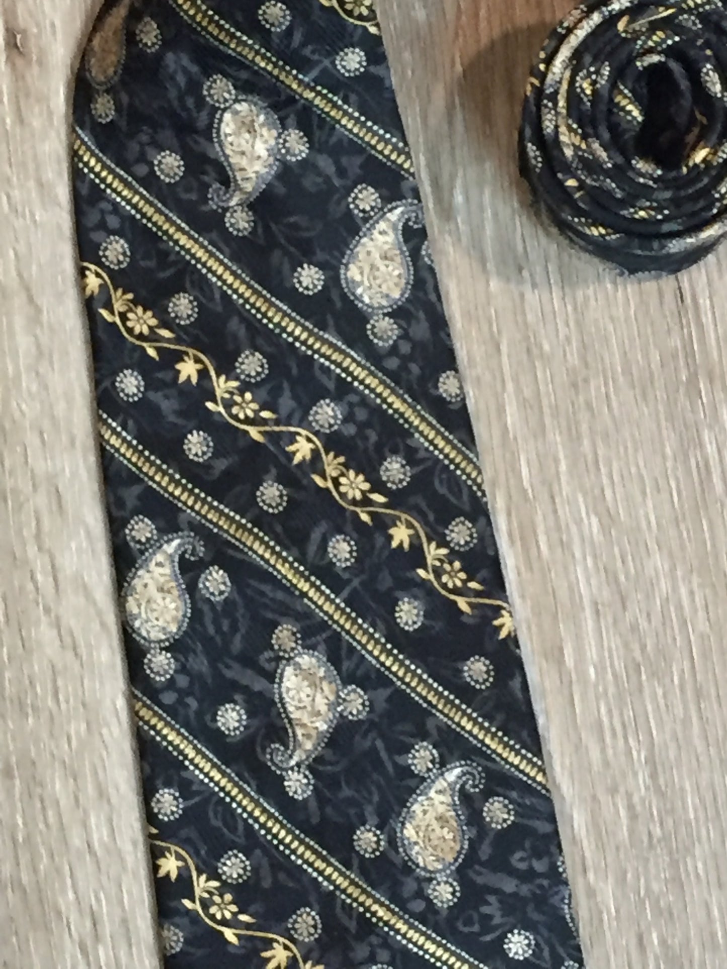 Kingspier Vintage - Bill Blass tie with black, grey, yellow and white paisley design. Fibres unknown.
Length: 60”
Width: 4”
This tie is in excellent condition.