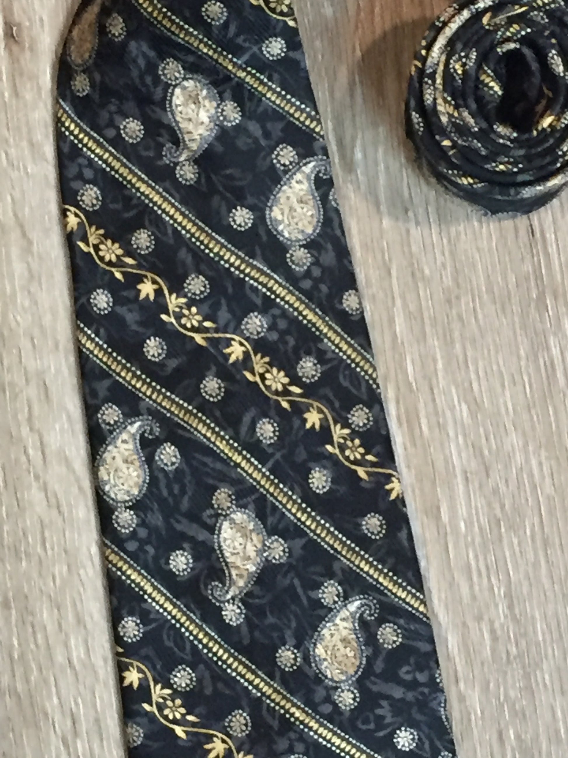 Kingspier Vintage - Bill Blass tie with black, grey, yellow and white paisley design. Fibres unknown.
Length: 60”
Width: 4”
This tie is in excellent condition.