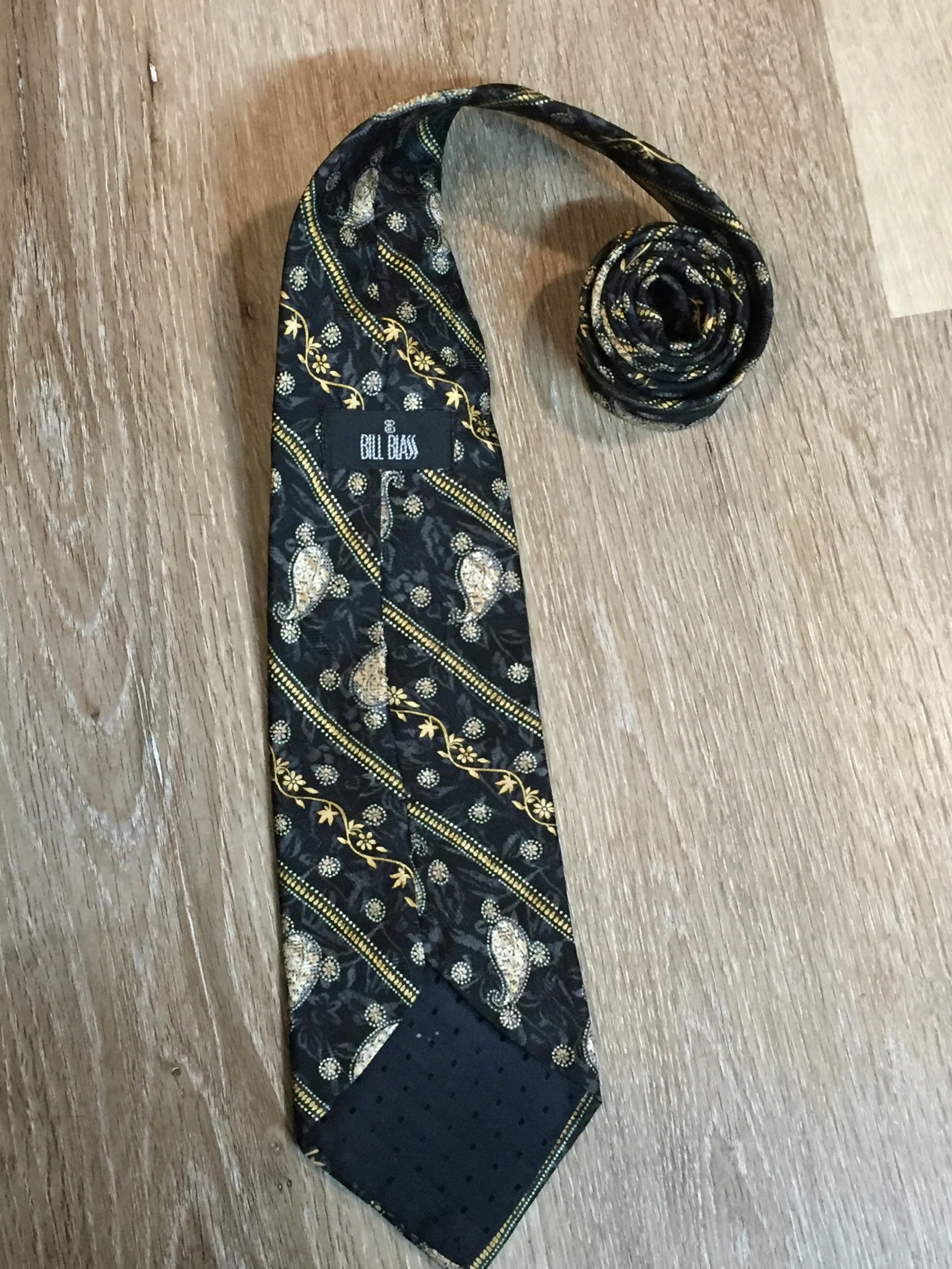 Kingspier Vintage - Bill Blass tie with black, grey, yellow and white paisley design. Fibres unknown.
Length: 60”
Width: 4”
This tie is in excellent condition.