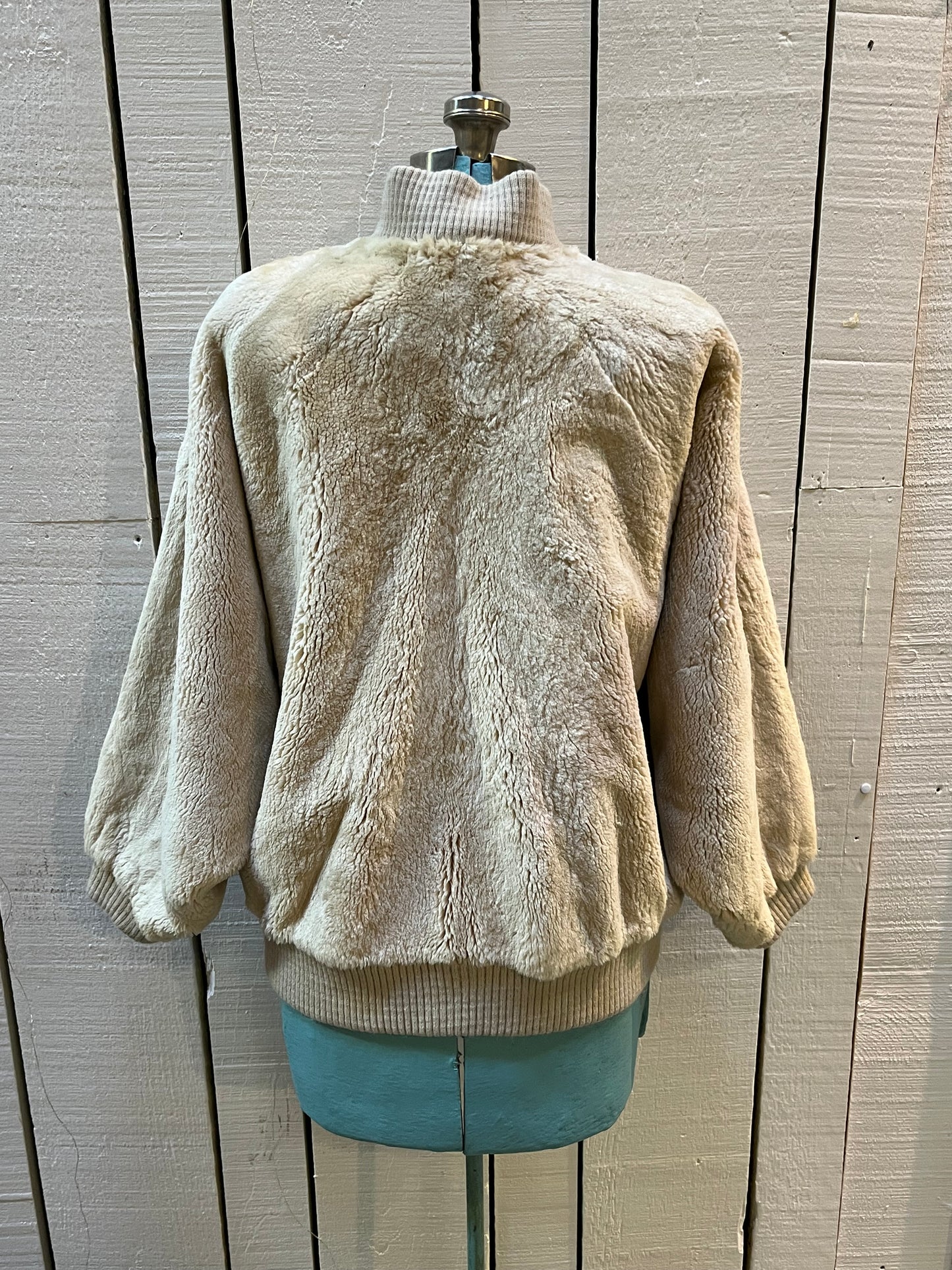 Very Rare Vintage Christian Dior beige shorn beaver shearling jacket with zipper closure, two front pockets and a knit trim.
Shoulder to shoulder - 17”
Shoulder to wrist - 20”
Armpit to armpit - 27”
Front length -
Hem - 17”
*Flat lay measurements.
This coat is in excellent condition, zipper pull has a bit of damage which is shown in pictures.