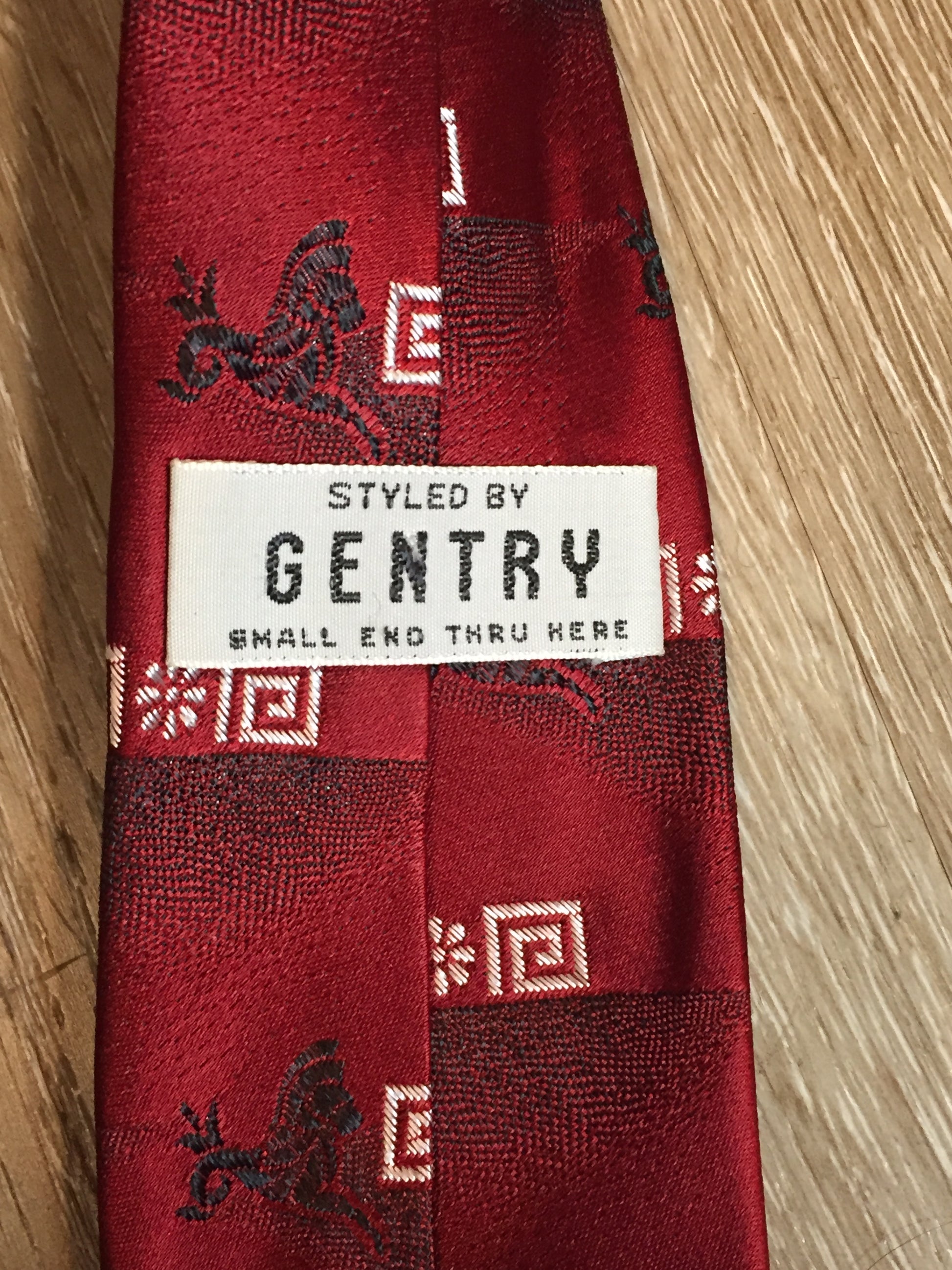 Kingspier Vintage - Gentry tie with red, black and white design. Fibres unknown.
Length: 55”
Width: 3” 
This tie is in excellent condition.