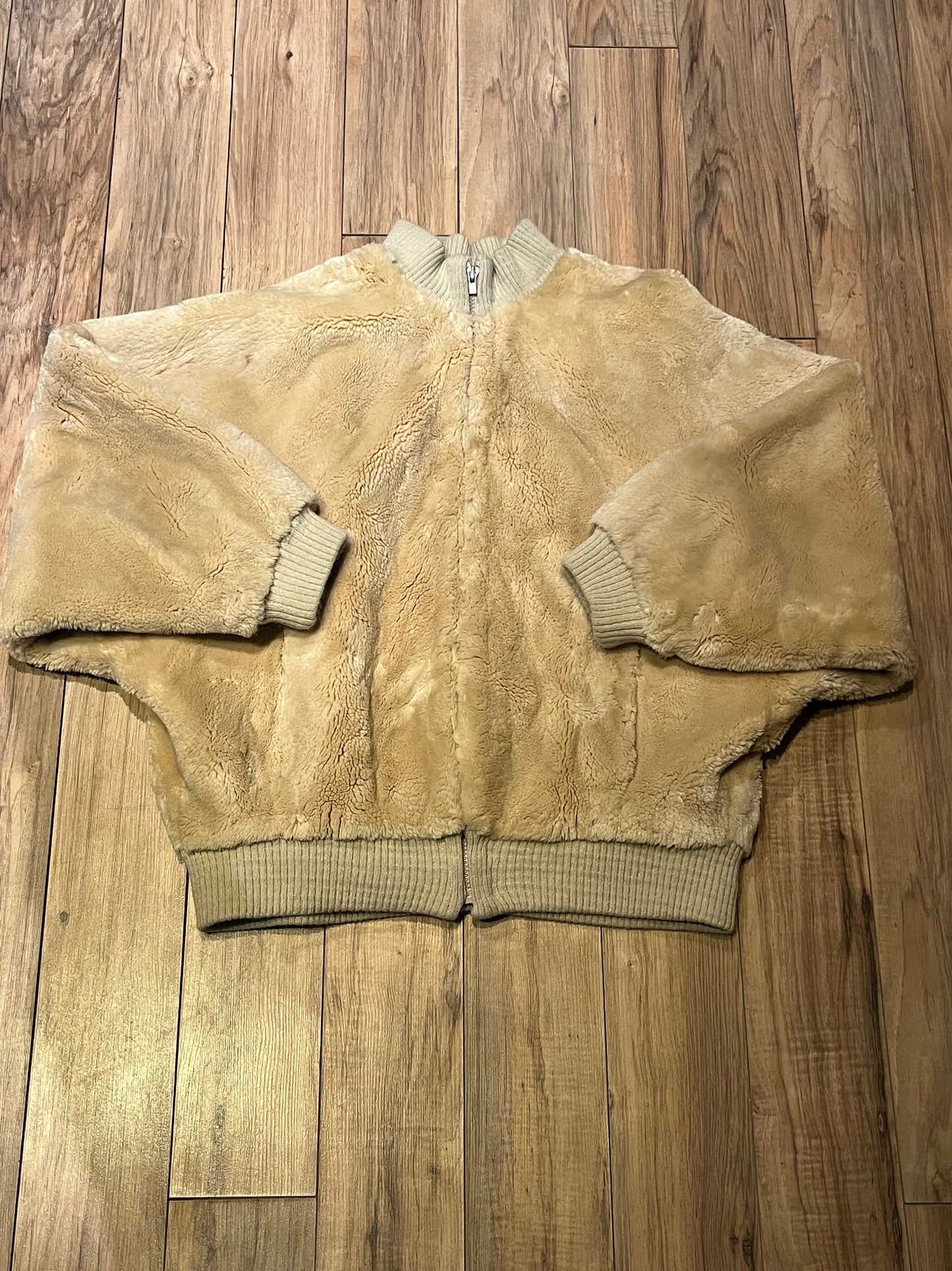 Very Rare Vintage Christian Dior beige shorn beaver shearling jacket with zipper closure, two front pockets and a knit trim.
Shoulder to shoulder - 17”
Shoulder to wrist - 20”
Armpit to armpit - 27”
Front length -
Hem - 17”
*Flat lay measurements.
This coat is in excellent condition, zipper pull has a bit of damage which is shown in pictures.