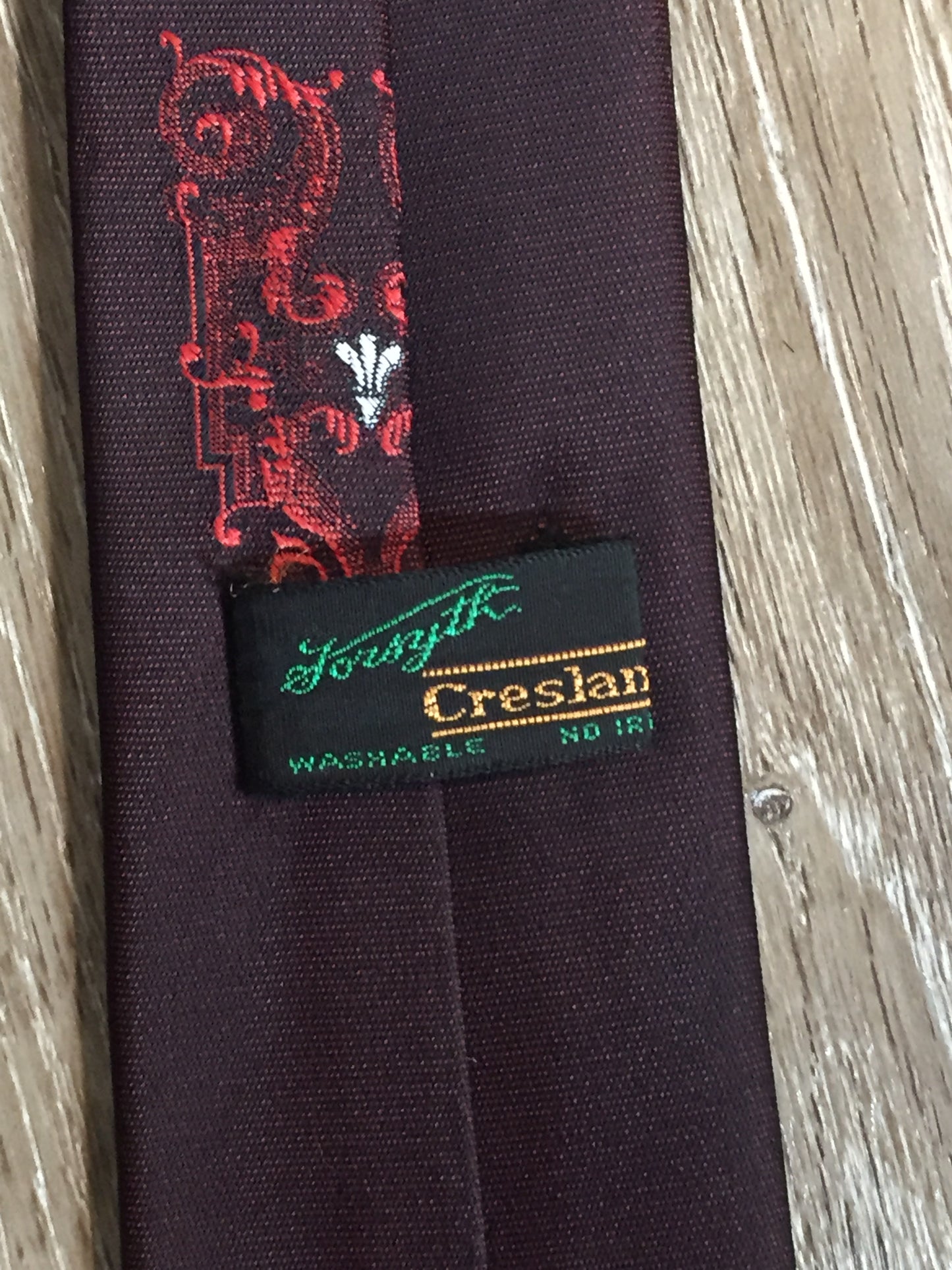 Kingspier Vintage - Creslan tie with burgundy, red and white design. Fibres unknown.
Length: 53”
Width: 2.5”
This tie is in excellent condition.