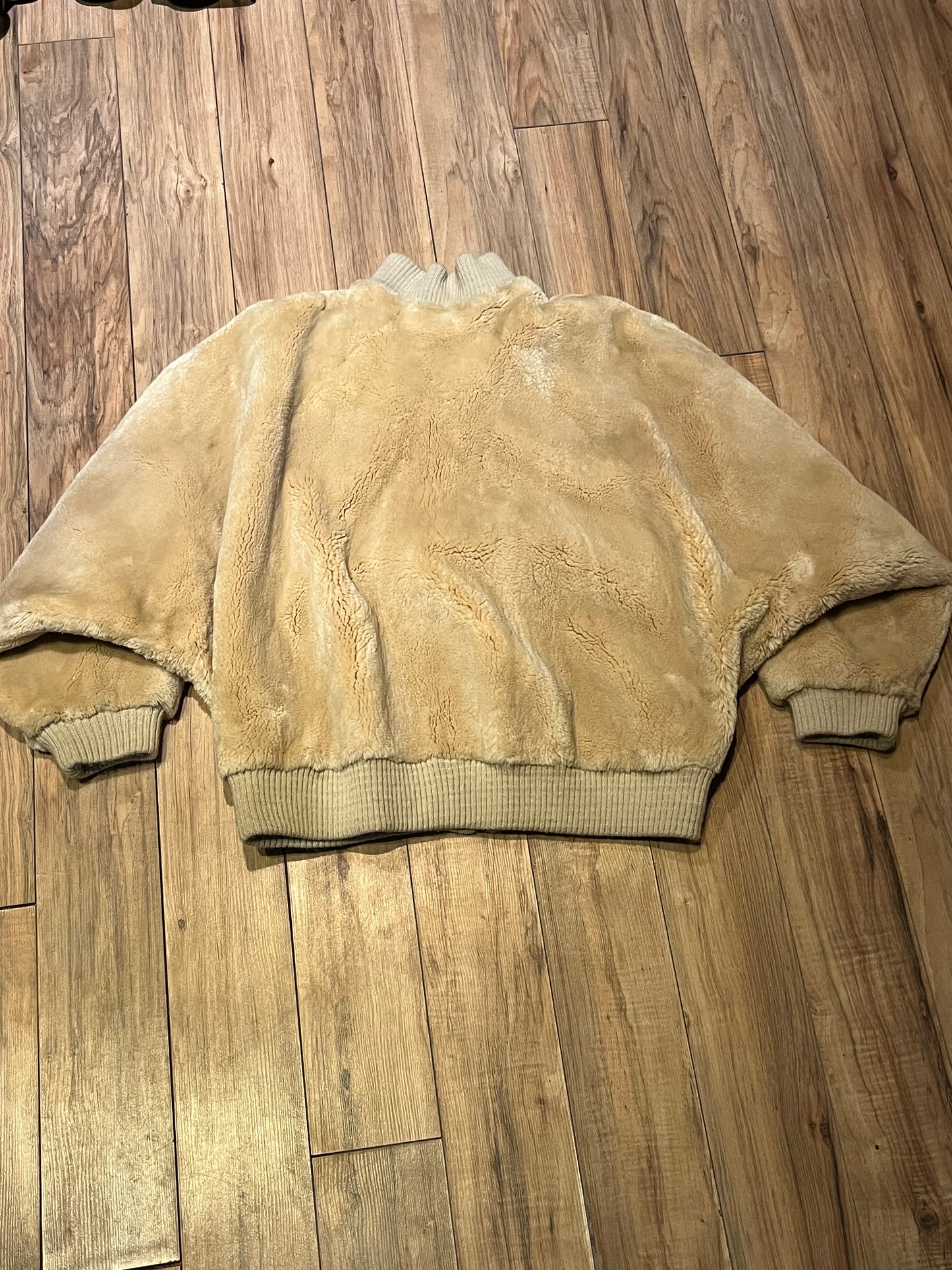Very Rare Vintage Christian Dior beige shorn beaver shearling jacket with zipper closure, two front pockets and a knit trim.
Shoulder to shoulder - 17”
Shoulder to wrist - 20”
Armpit to armpit - 27”
Front length -
Hem - 17”
*Flat lay measurements.
This coat is in excellent condition, zipper pull has a bit of damage which is shown in pictures.
