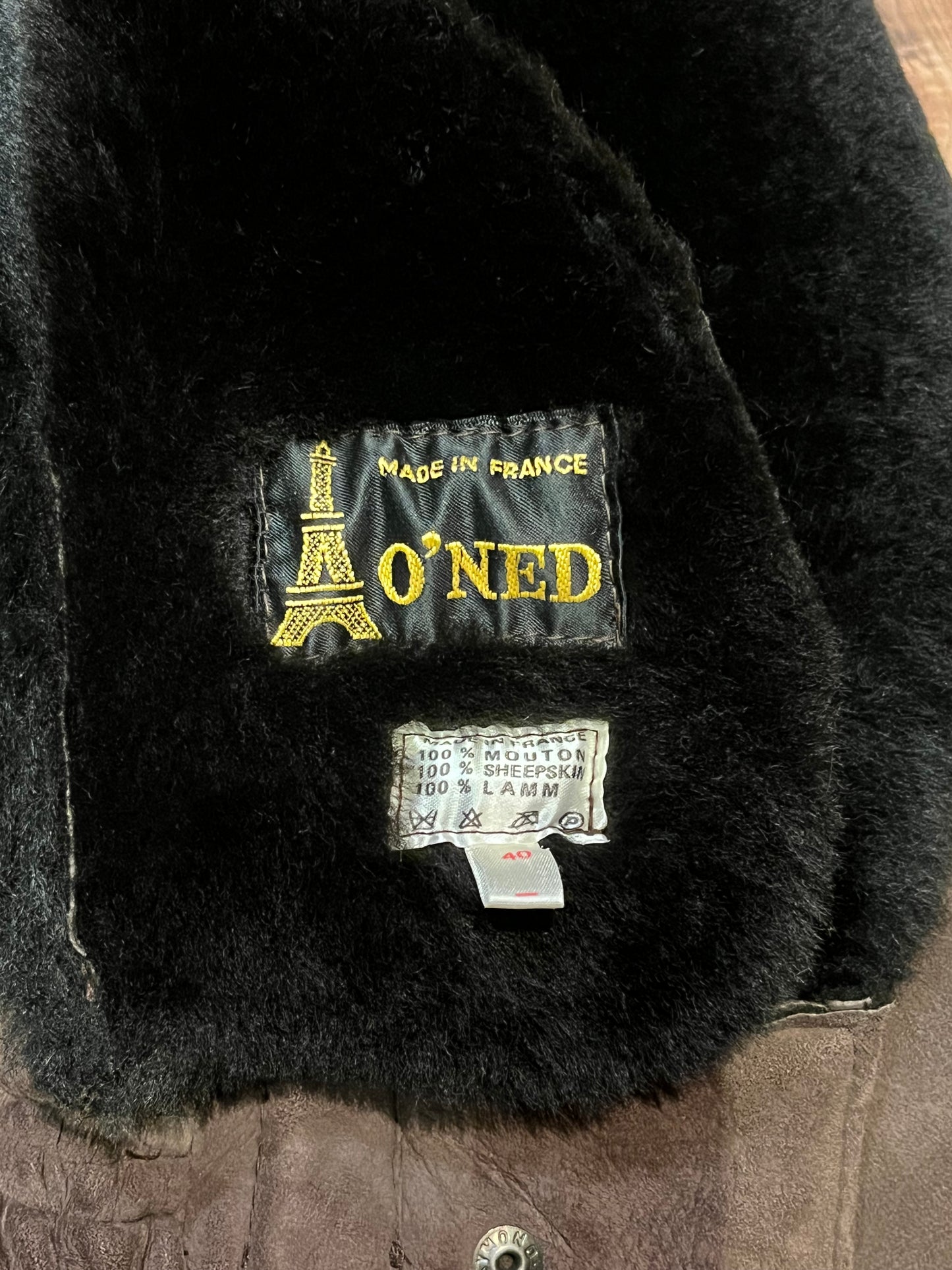 Vintage O’Ned chocolate brown sheepskin shearling cropped flight jacket, with snap closures, zip details on the cuffs, two front pockets and a belt at the waist.
Made in France
Chest 40”