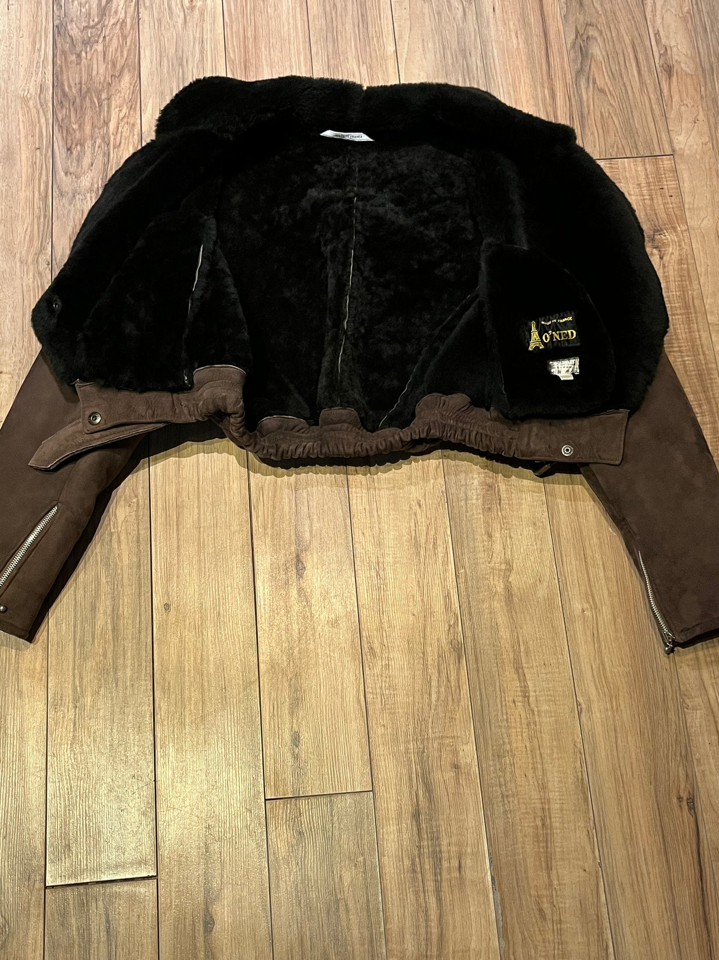 Vintage O’Ned chocolate brown sheepskin shearling cropped flight jacket, with snap closures, zip details on the cuffs, two front pockets and a belt at the waist.
Made in France
Chest 40”