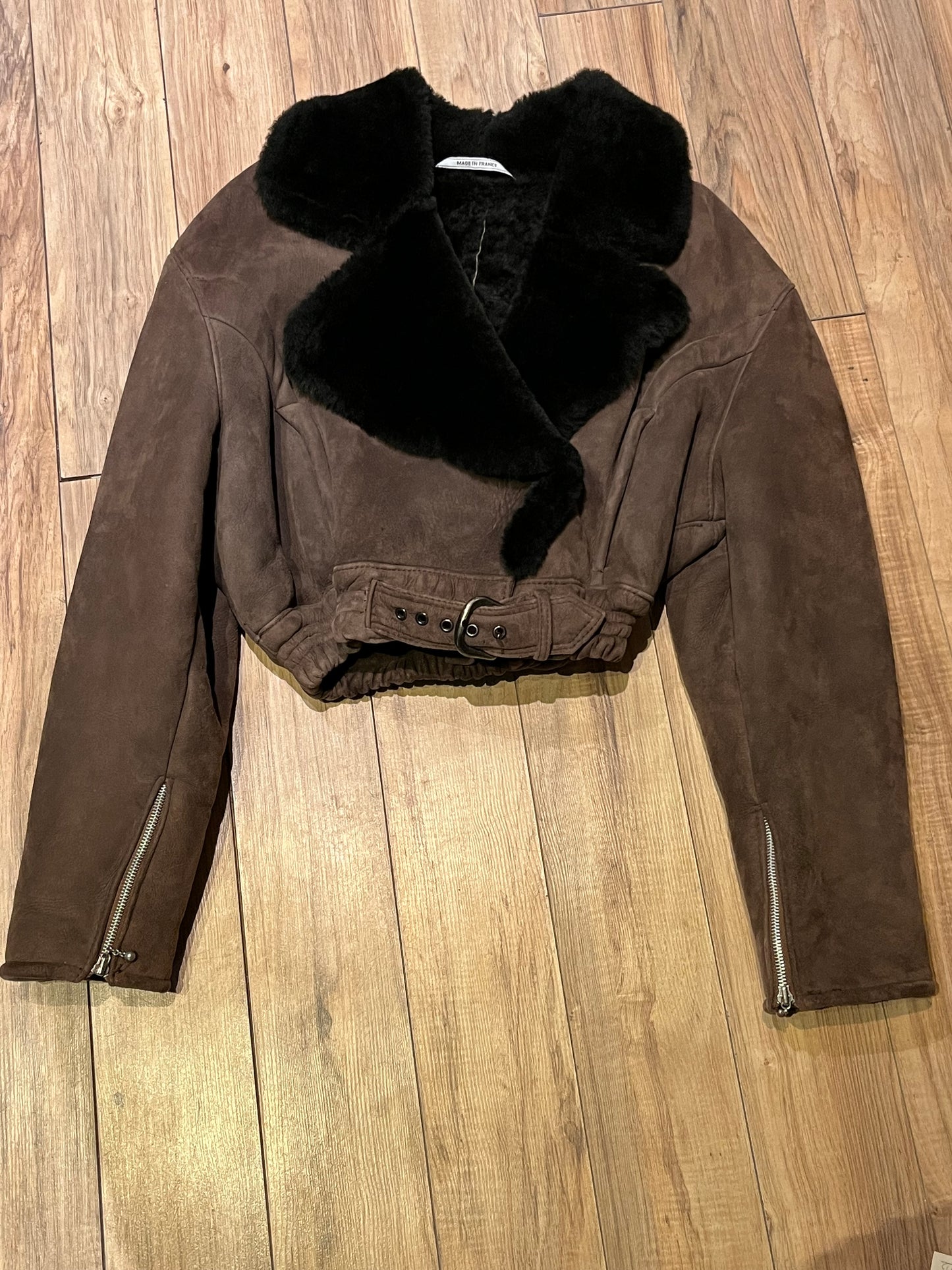 Vintage O’Ned chocolate brown sheepskin shearling cropped flight jacket, with snap closures, zip details on the cuffs, two front pockets and a belt at the waist.
Made in France
Chest 40”