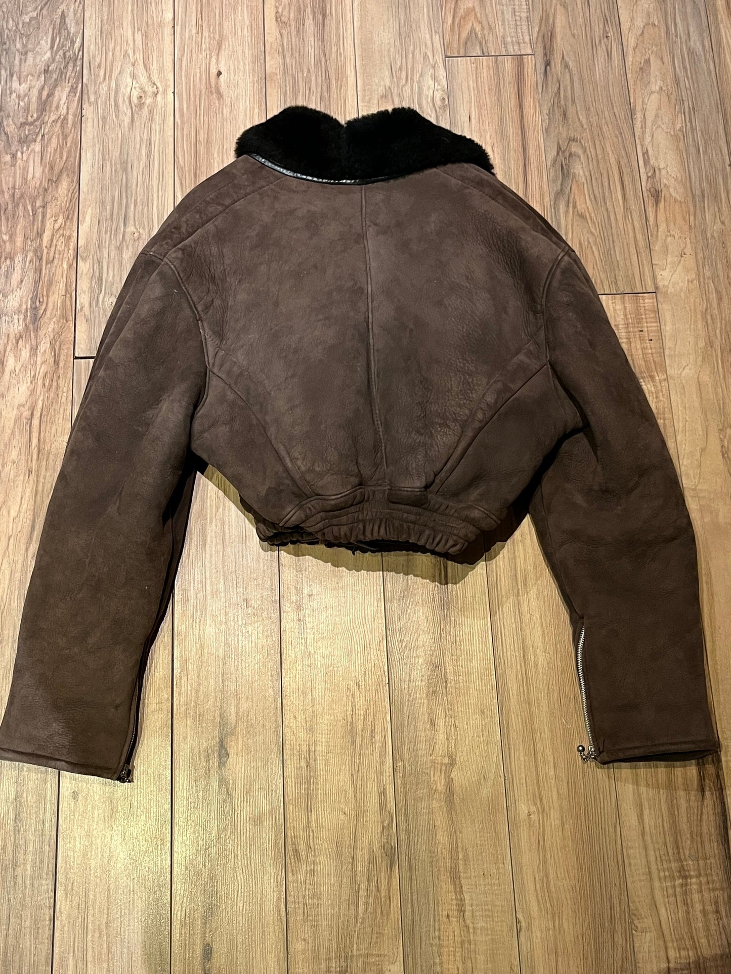 Vintage O’Ned chocolate brown sheepskin shearling cropped flight jacket, with snap closures, zip details on the cuffs, two front pockets and a belt at the waist.
Made in France
Chest 40”
