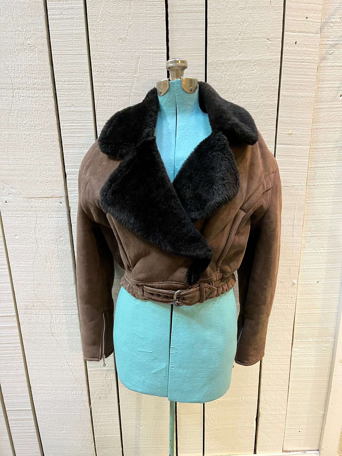 Vintage O’Ned chocolate brown sheepskin shearling cropped flight jacket, with snap closures, zip details on the cuffs, two front pockets and a belt at the waist.
Made in France
Chest 40”