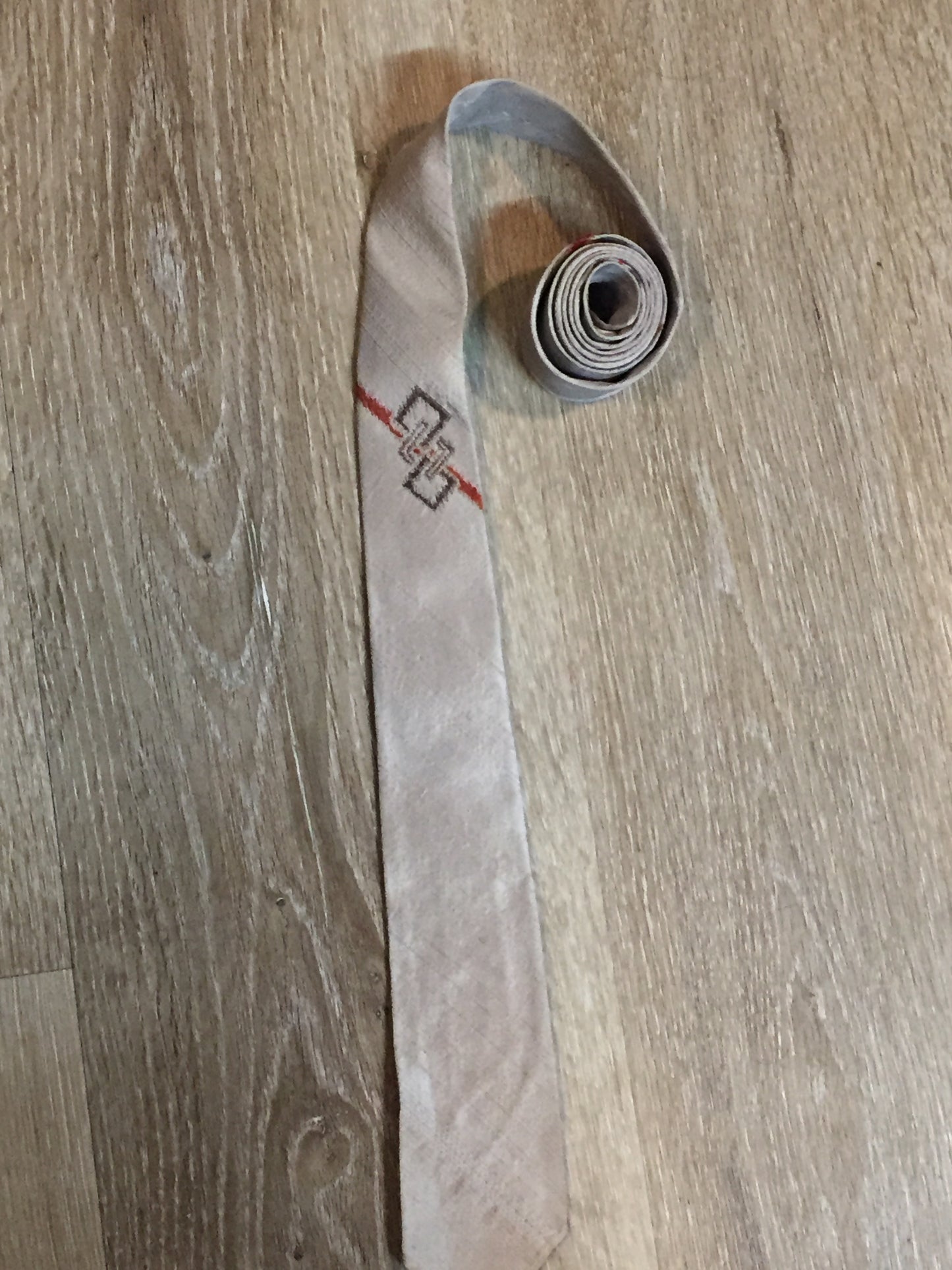 Kingspier Vintage - Metallic beige, orange and brown Tie. Fibres unknown.
Length: 53.25”
Width: 2.25”
This tie is in excellent condition.
