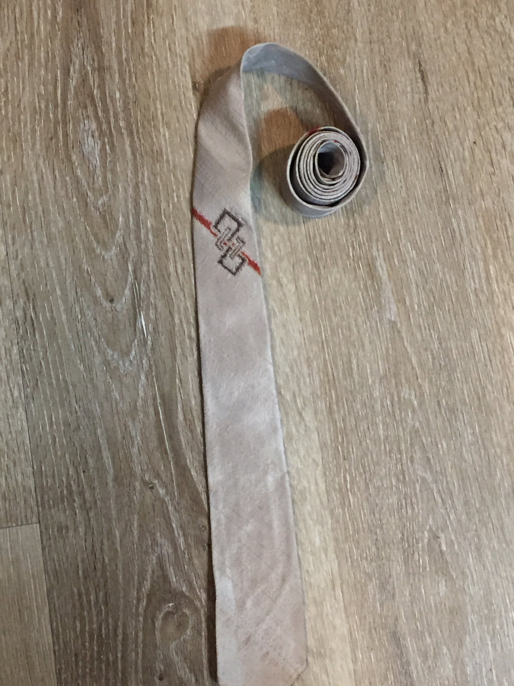 Kingspier Vintage - Metallic beige, orange and brown Tie. Fibres unknown.
Length: 53.25” 
Width: 2.25” 
This tie is in excellent condition.