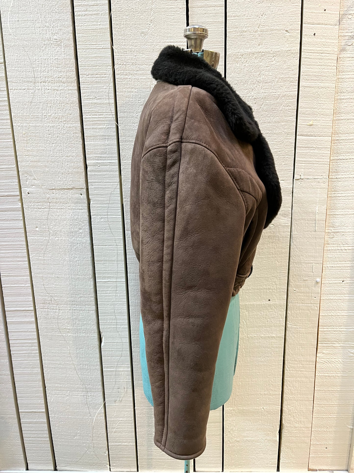 Vintage O’Ned chocolate brown sheepskin shearling cropped flight jacket, with snap closures, zip details on the cuffs, two front pockets and a belt at the waist.
Made in France
Chest 40”