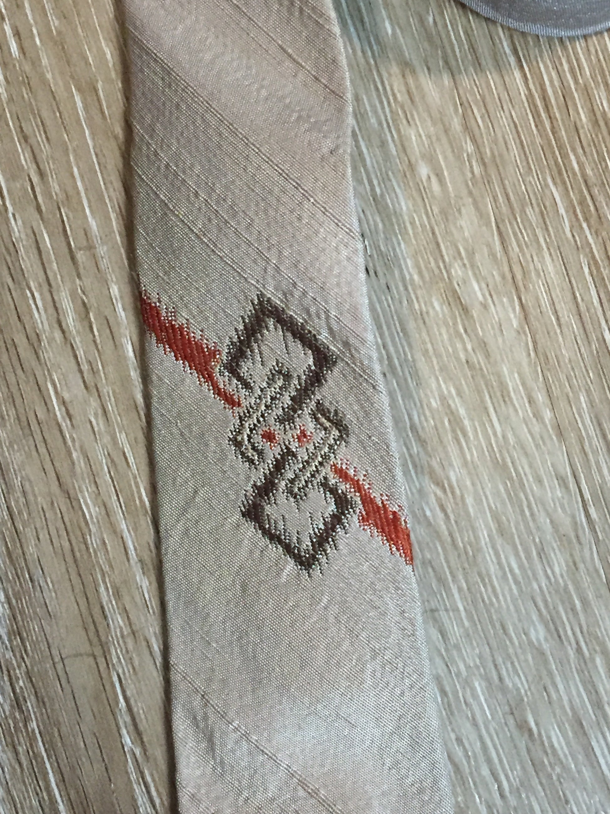 Kingspier Vintage - Metallic beige, orange and brown Tie. Fibres unknown.
Length: 53.25” 
Width: 2.25” 
This tie is in excellent condition.