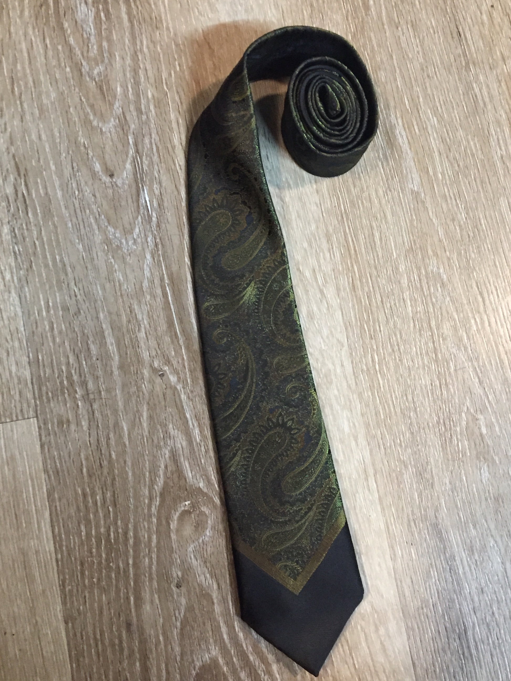 Kingspier Vintage - Abbey 100% polyester green, gold and black paisley print tie.
Length: 53” 
Width: 2.5” 
This tie is in excellent condition.
