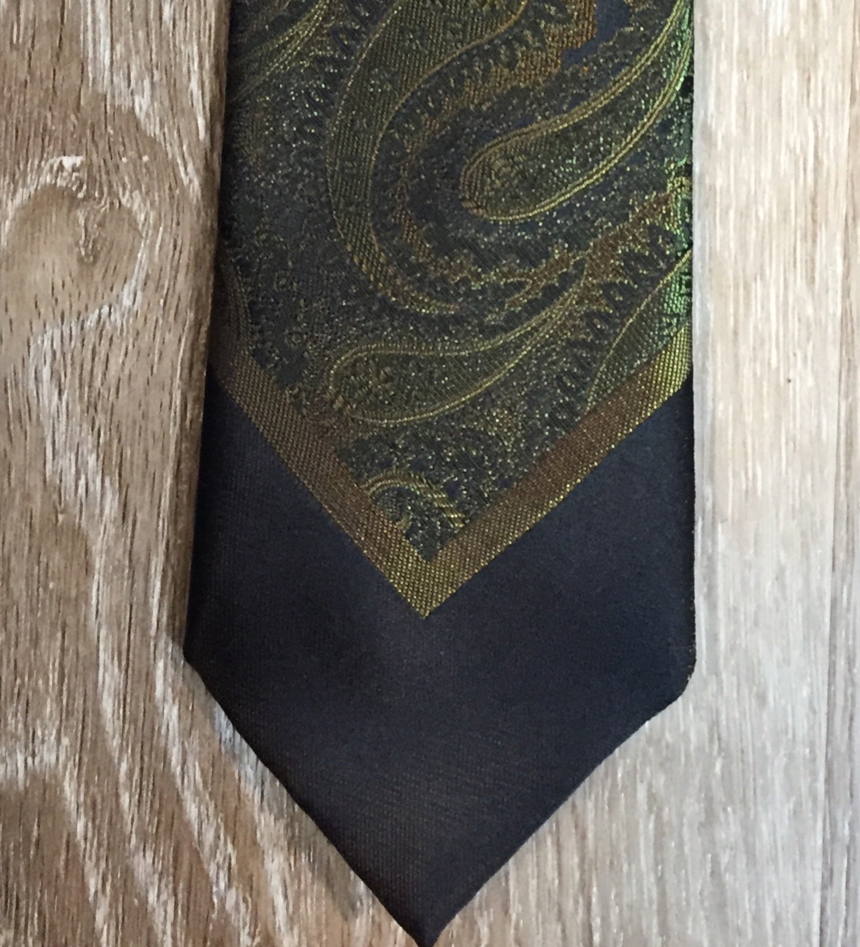 Kingspier Vintage - Abbey 100% polyester green, gold and black paisley print tie.
Length: 53” 
Width: 2.5” 
This tie is in excellent condition.