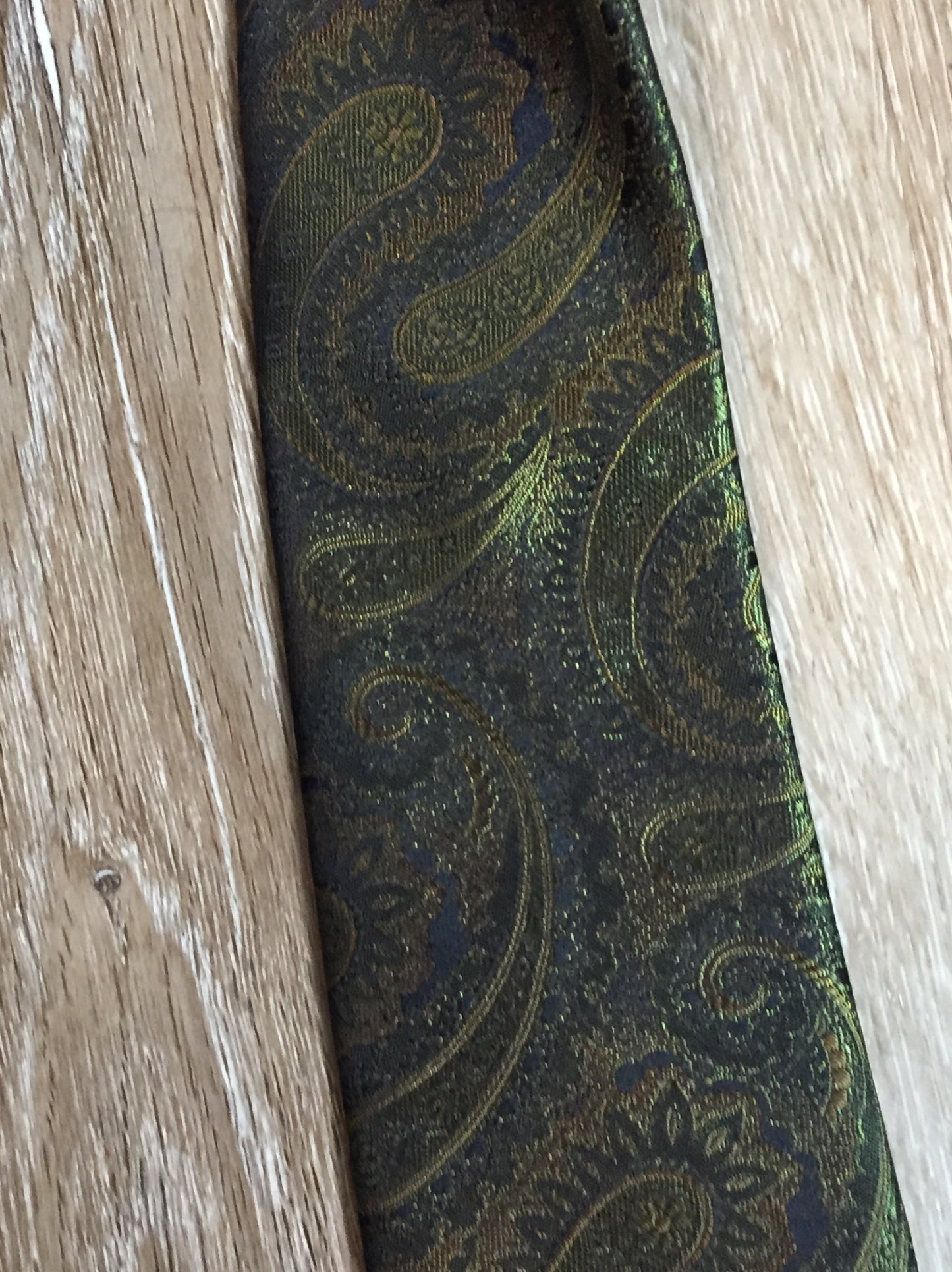 Kingspier Vintage - Abbey 100% polyester green, gold and black paisley print tie.
Length: 53” 
Width: 2.5” 
This tie is in excellent condition.