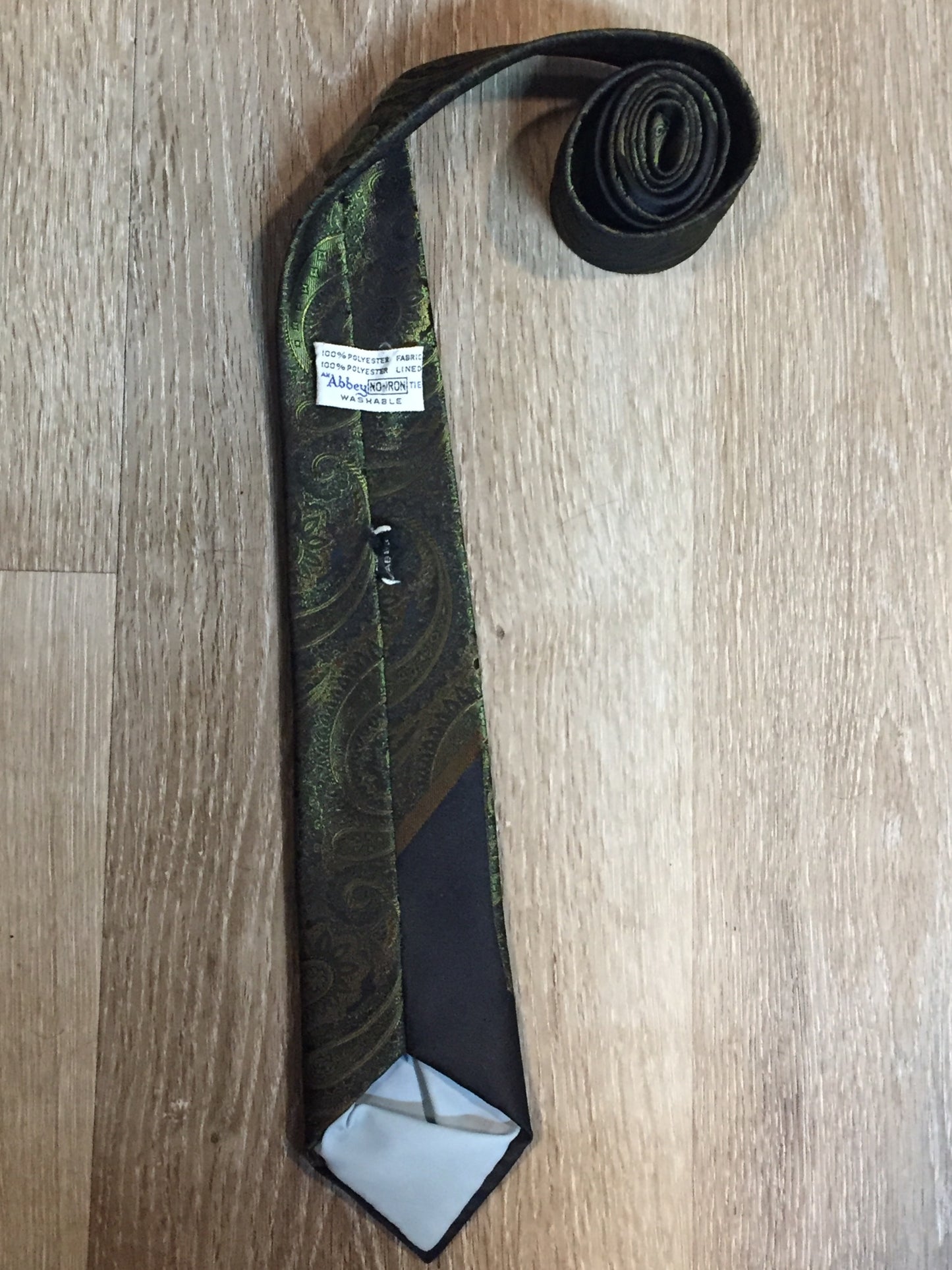 Kingspier Vintage - Abbey 100% polyester green, gold and black paisley print tie.
Length: 53” 
Width: 2.5” 
This tie is in excellent condition.