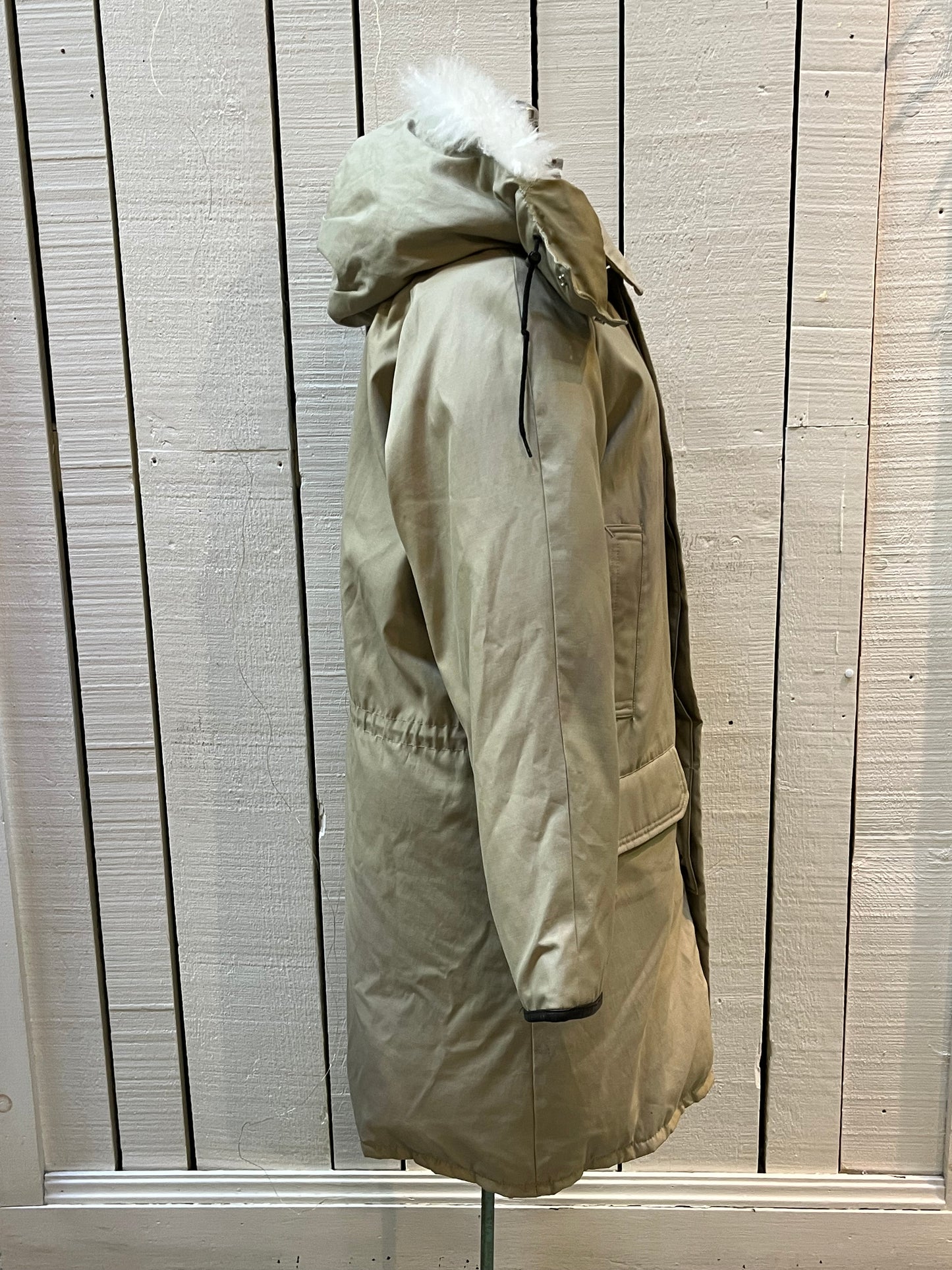 Vintage Sears “The Mens Store” beige down-filled parka (60% duck down/ 40% waterfowl feather) with cotton/nylon blend shell, zipper and button closures, two hand-warmer pockets, two flap pockets, two inside zip pockets, hood with fur trim and storm cuffs.
Made in Canada
Size Small 34-36