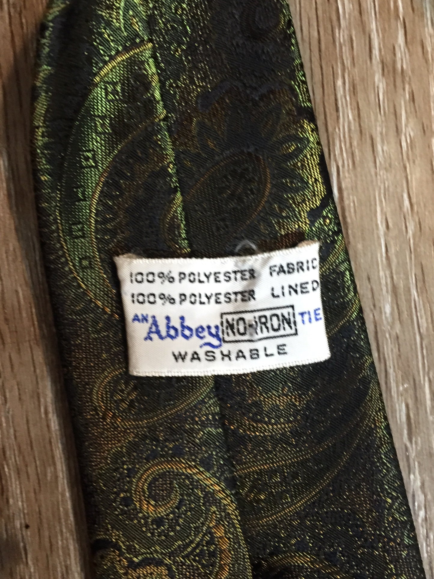 Kingspier Vintage - Abbey 100% polyester green, gold and black paisley print tie.
Length: 53” 
Width: 2.5” 
This tie is in excellent condition.