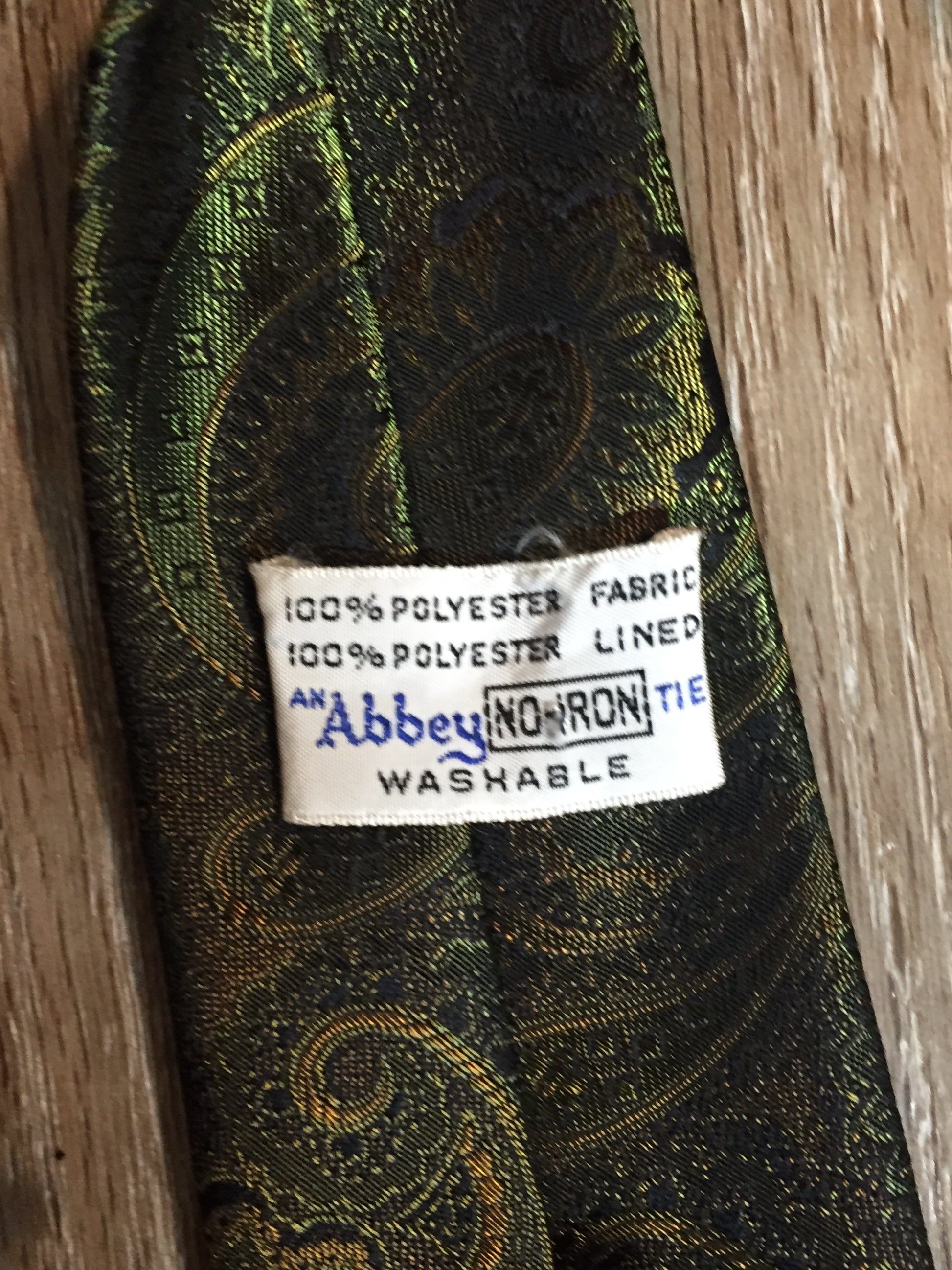 Kingspier Vintage - Abbey 100% polyester green, gold and black paisley print tie.
Length: 53” 
Width: 2.5” 
This tie is in excellent condition.