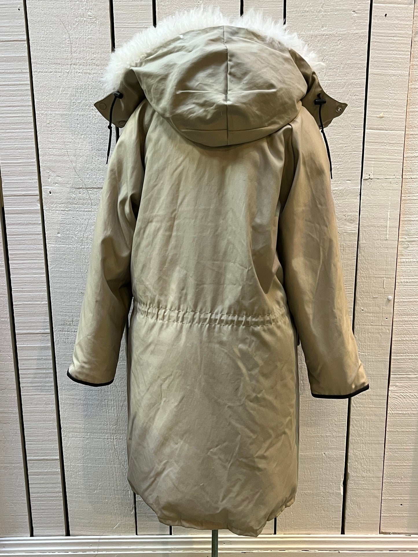 Vintage Sears “The Mens Store” beige down-filled parka (60% duck down/ 40% waterfowl feather) with cotton/nylon blend shell, zipper and button closures, two hand-warmer pockets, two flap pockets, two inside zip pockets, hood with fur trim and storm cuffs.
Made in Canada
Size Small 34-36