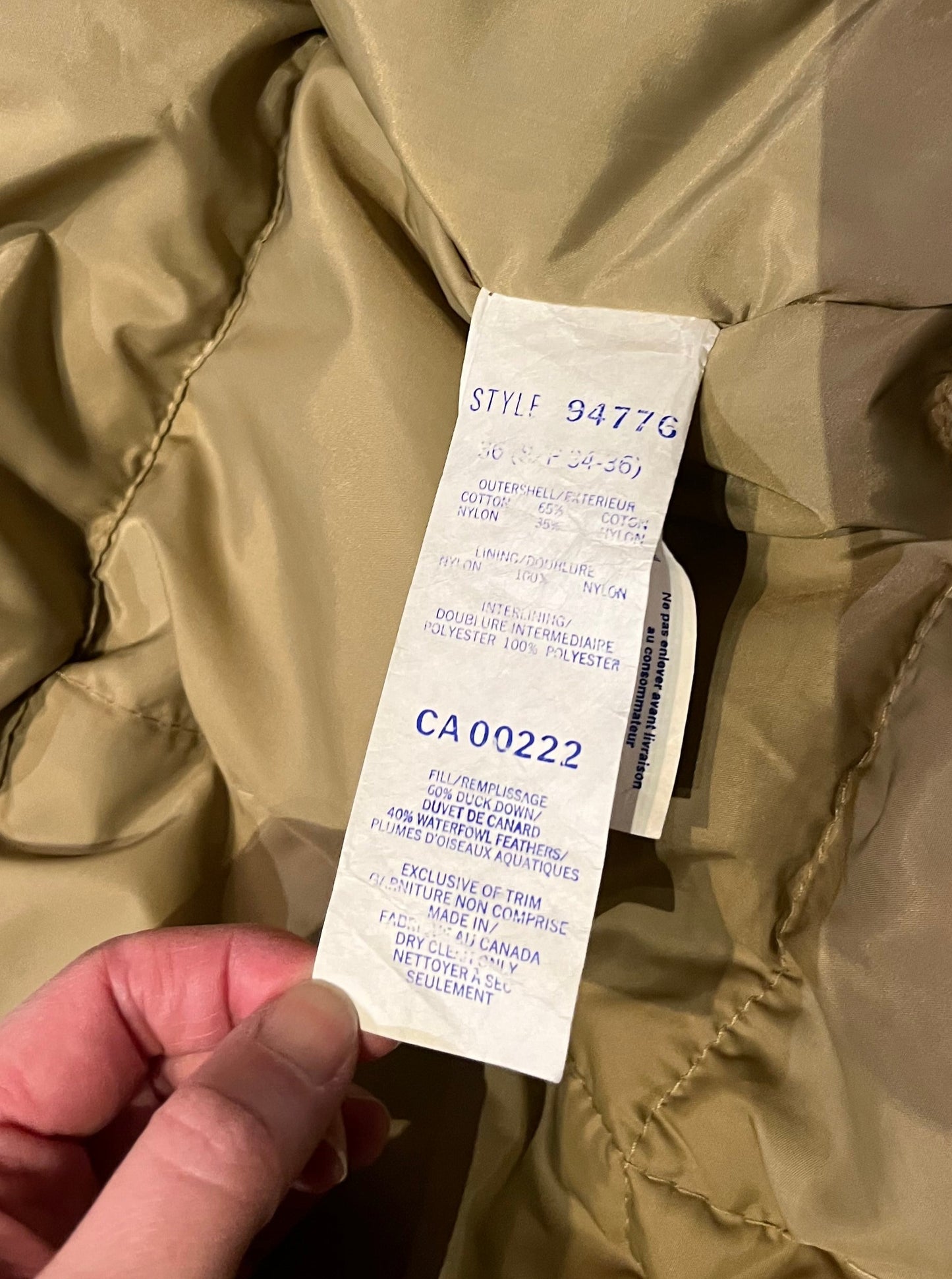 Vintage Sears “The Mens Store” beige down-filled parka (60% duck down/ 40% waterfowl feather) with cotton/nylon blend shell, zipper and button closures, two hand-warmer pockets, two flap pockets, two inside zip pockets, hood with fur trim and storm cuffs.
Made in Canada
Size Small 34-36