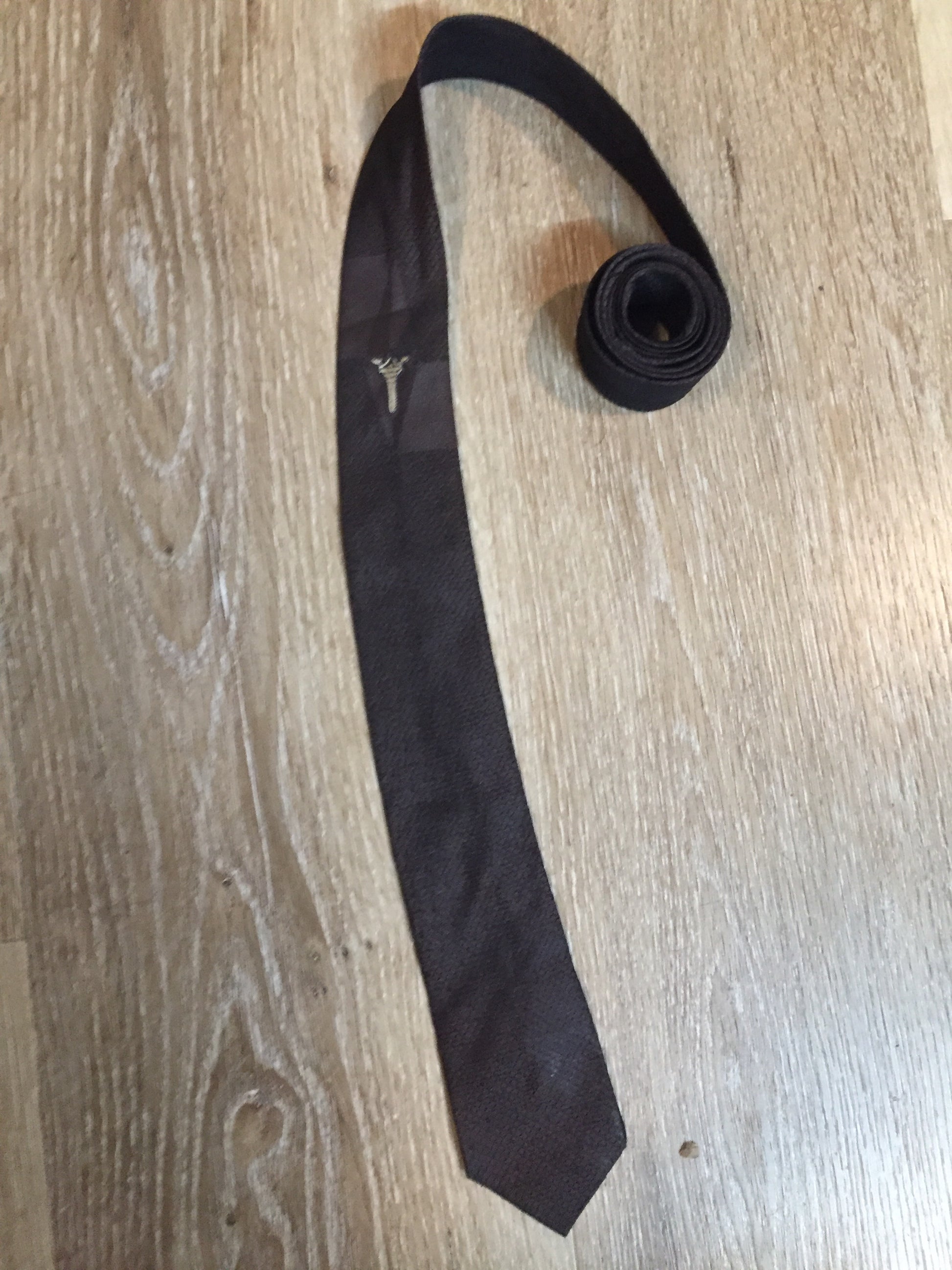 Kingspier Vintage - A Todd by Abbey tie with brown and black design. Fibres unknown.
Length: 56”
Width: 2.5”
This tie is in excellent condition.