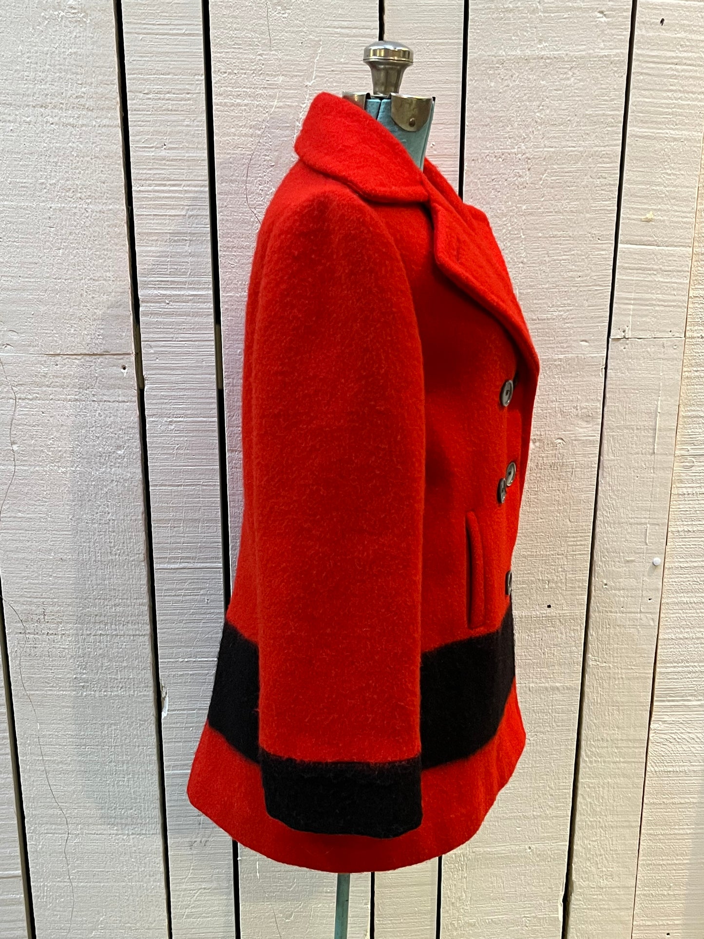 Vintage Hudson’s Bay Company red and black point blanket 100% pure virgin wool coat, double breasted with two front pockets and a satin lining.
Made in Canada
Chest 38”
