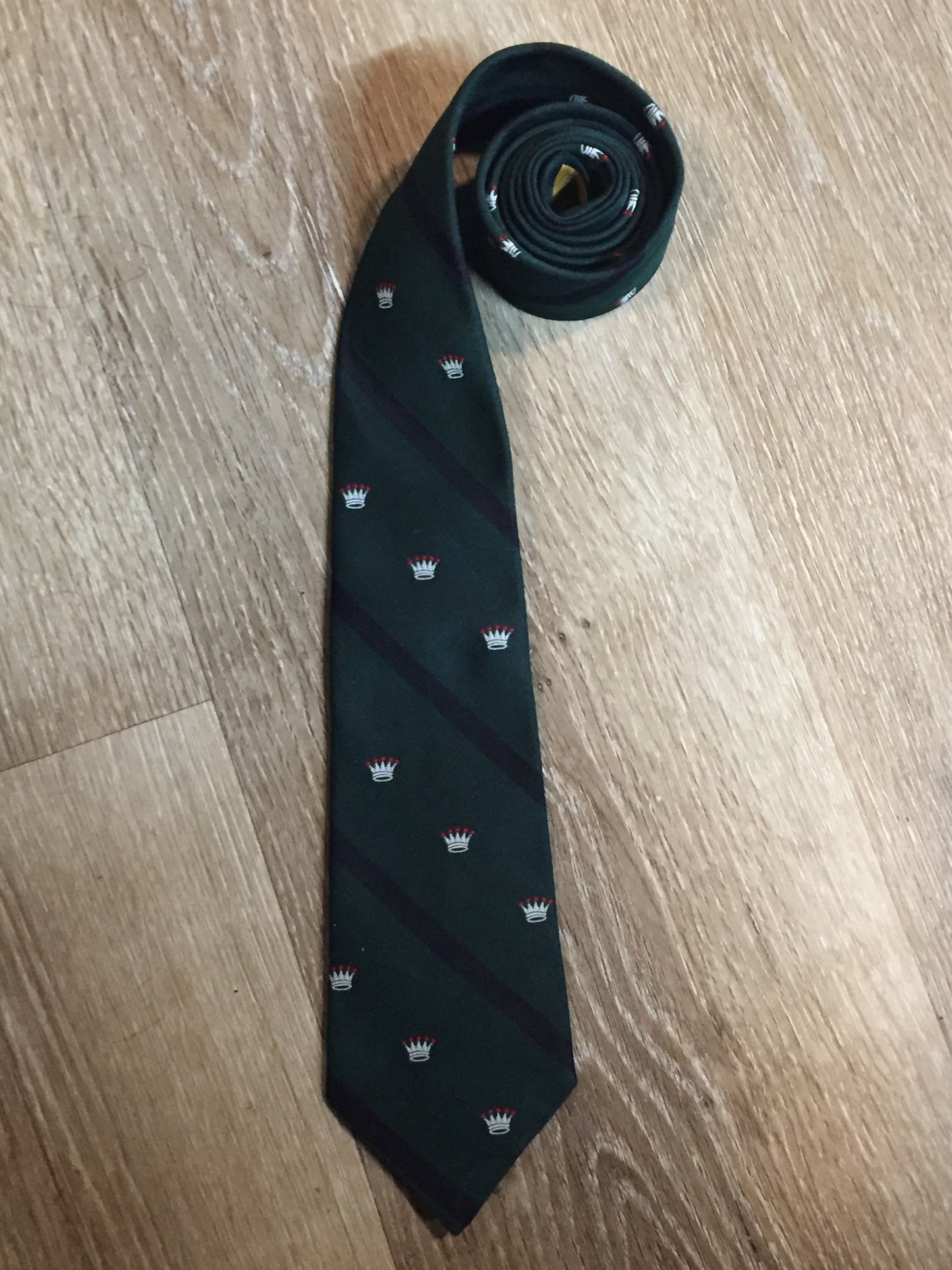Kingspier Vintage - Golden Clasp by Prince Consort green and navy tie with crown print. Fibres unknown.
Length: 56”
Width: 3”
This tie is in excellent condition.