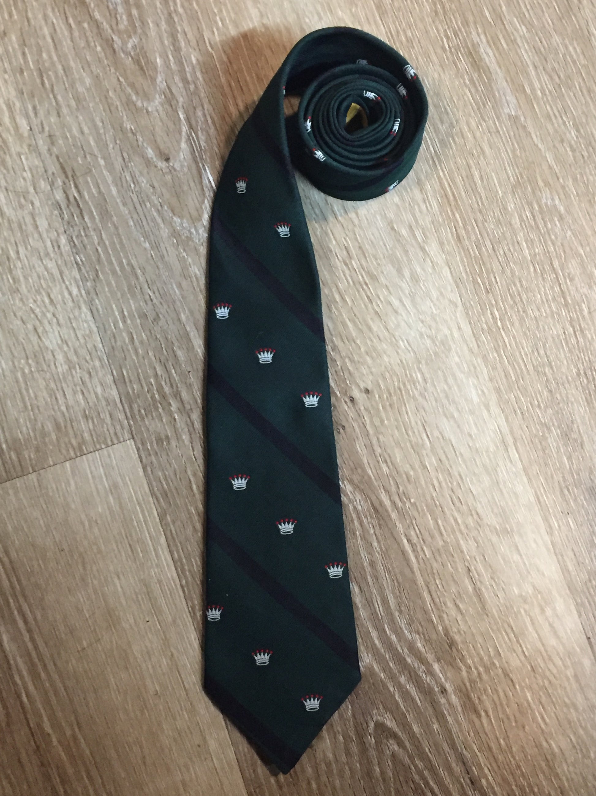 Kingspier Vintage - Golden Clasp by Prince Consort green and navy tie with crown print. Fibres unknown.
Length: 56”
Width: 3”
This tie is in excellent condition.