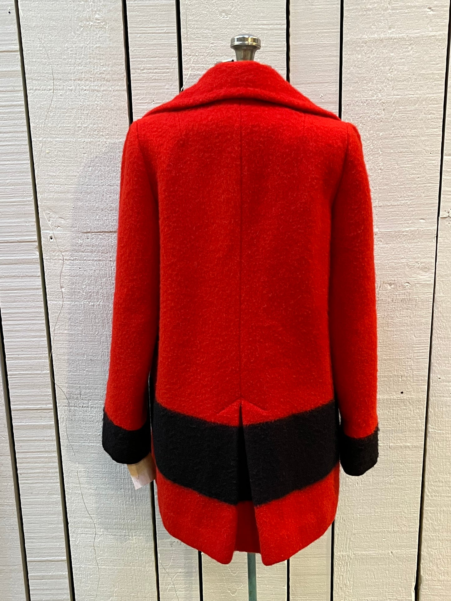 Vintage Hudson’s Bay Company red and black point blanket 100% pure virgin wool coat, double breasted with two front pockets and a satin lining.
Made in Canada
Chest 38”