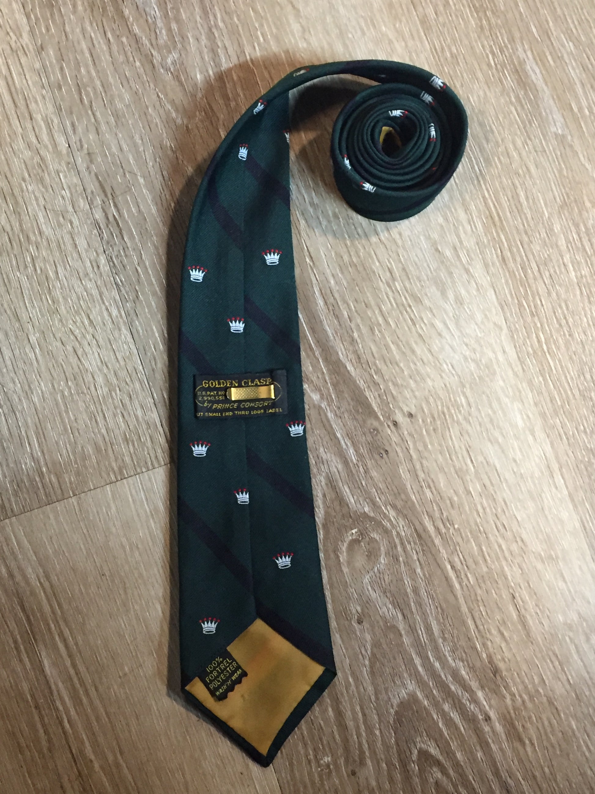 Kingspier Vintage - Golden Clasp by Prince Consort green and navy tie with crown print. Fibres unknown.
Length: 56”
Width: 3”
This tie is in excellent condition.