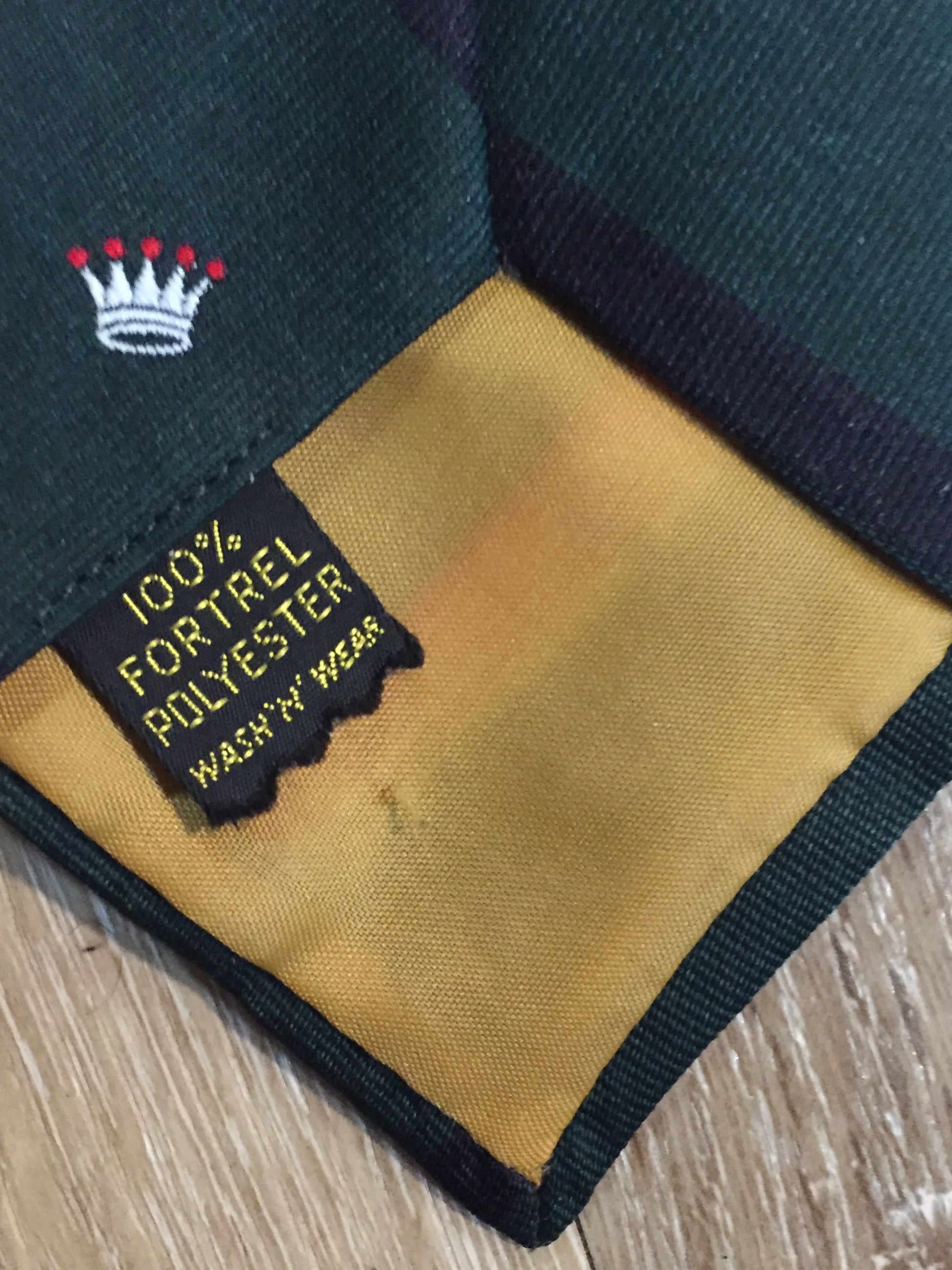 Kingspier Vintage - Golden Clasp by Prince Consort green and navy tie with crown print. Fibres unknown.
Length: 56”
Width: 3”
This tie is in excellent condition.