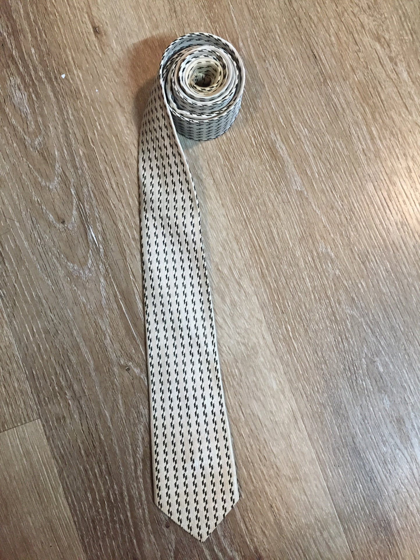 Kingspier Vintage - Bluestone white and black pattern tie. Fibres unknown.
Length: 56.25”
Width: 7.5” 
This tie is in great condition with some slight yellowing.