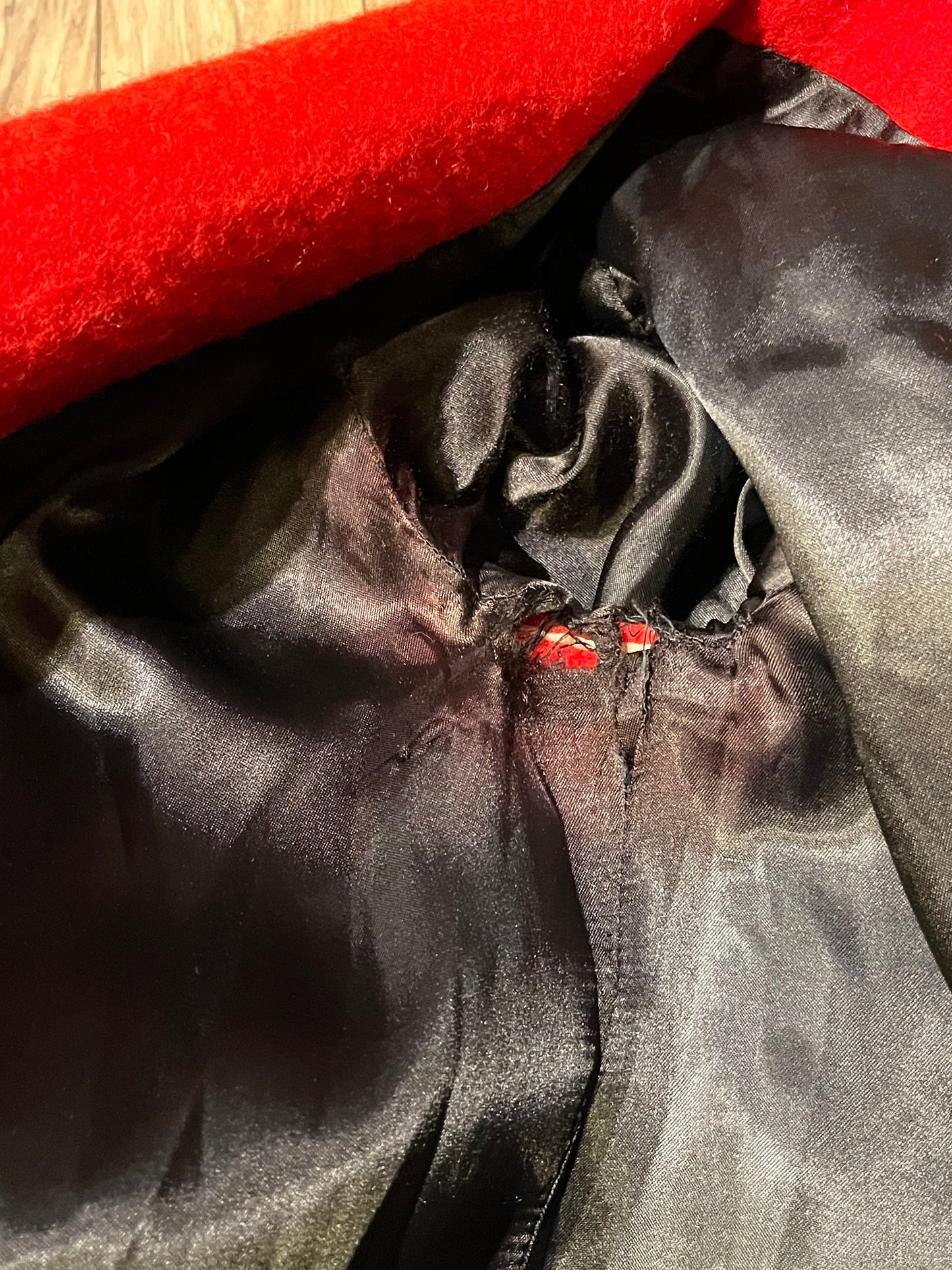 Vintage Hudson’s Bay Company red and black point blanket 100% pure virgin wool coat, double breasted with two front pockets and a satin lining.
Made in Canada
Chest 38”