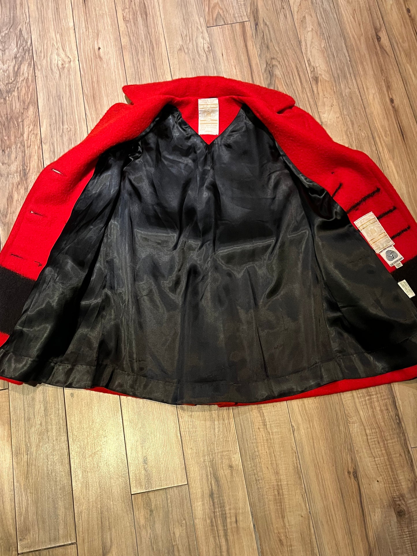 Vintage Hudson’s Bay Company red and black point blanket 100% pure virgin wool coat, double breasted with two front pockets and a satin lining.
Made in Canada
Chest 38”