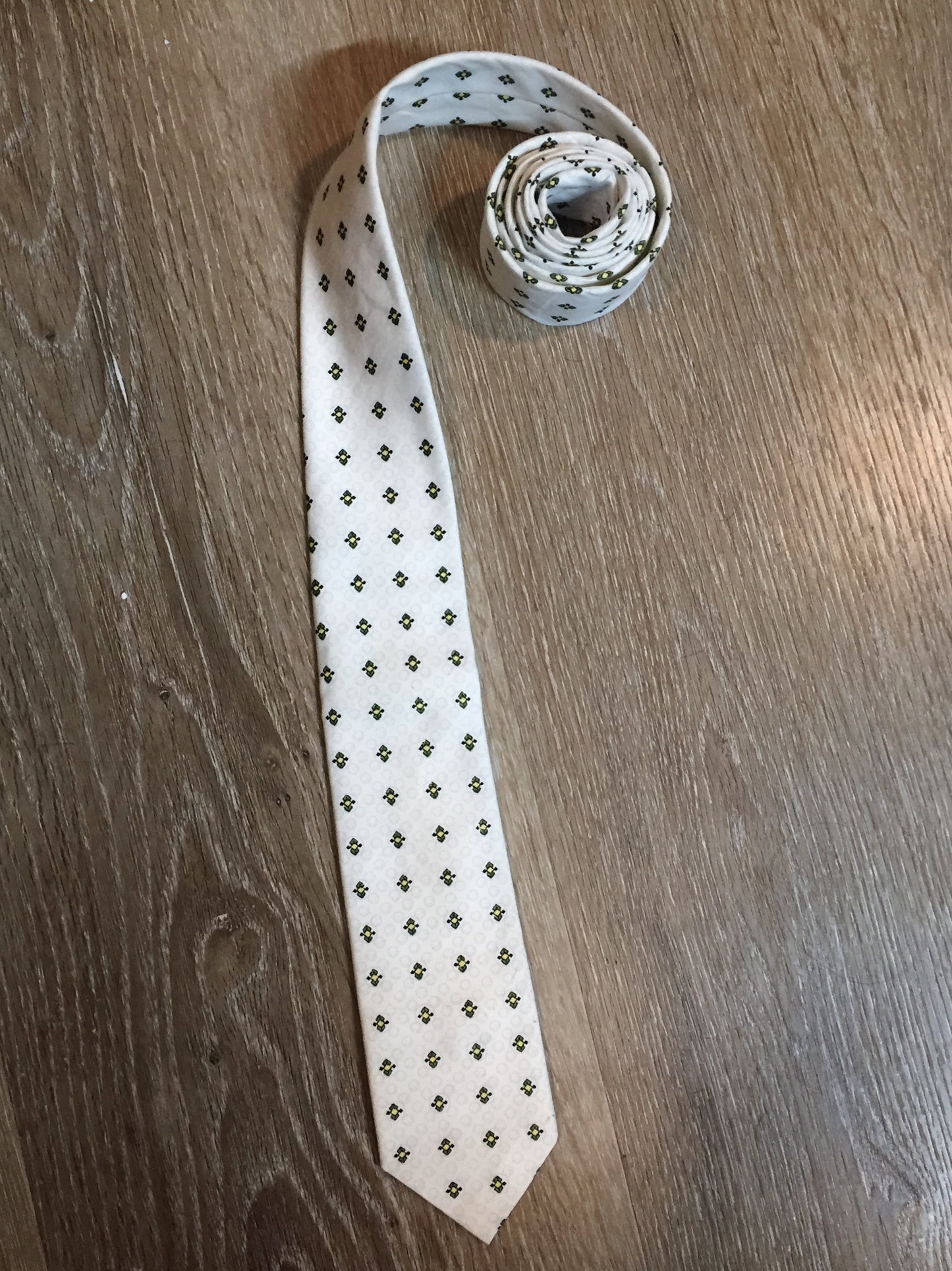 Kingspier Vintage - Park Lane cotton, washable tie in white with yellow and green diamond pattern. Made in Italy, styled in Canada.
Length: 52”
Width: 2.5”
This tie is in excellent condition.