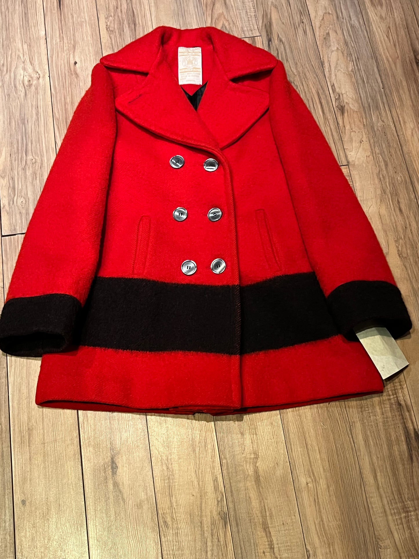 Vintage Hudson’s Bay Company red and black point blanket 100% pure virgin wool coat, double breasted with two front pockets and a satin lining.
Made in Canada
Chest 38”